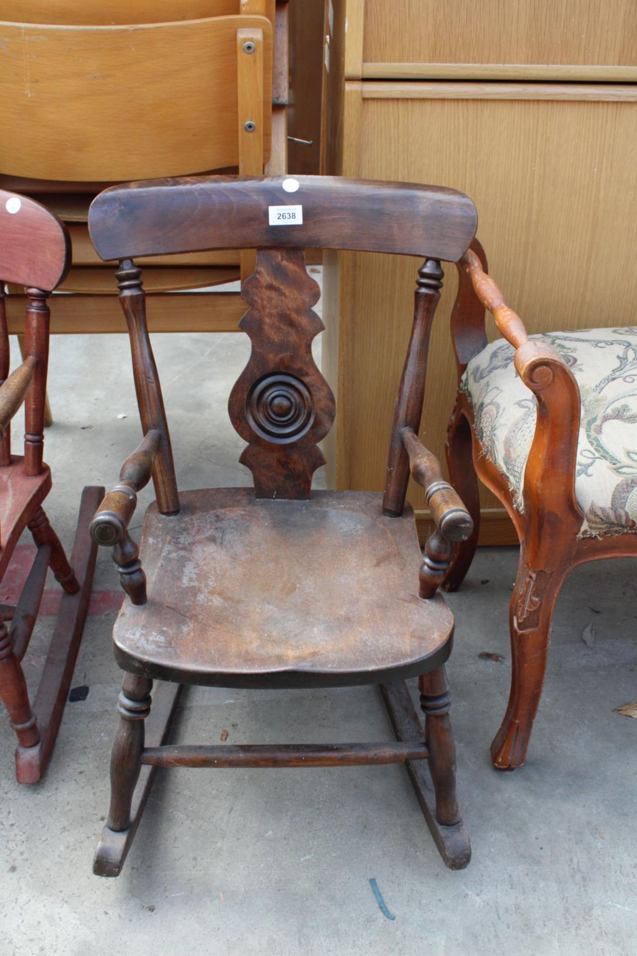 A VICTORIAN STYLE BEECH CHILDS ROCKING CHAIR WITH BULLSEYE BACK - Bild 2 aus 2