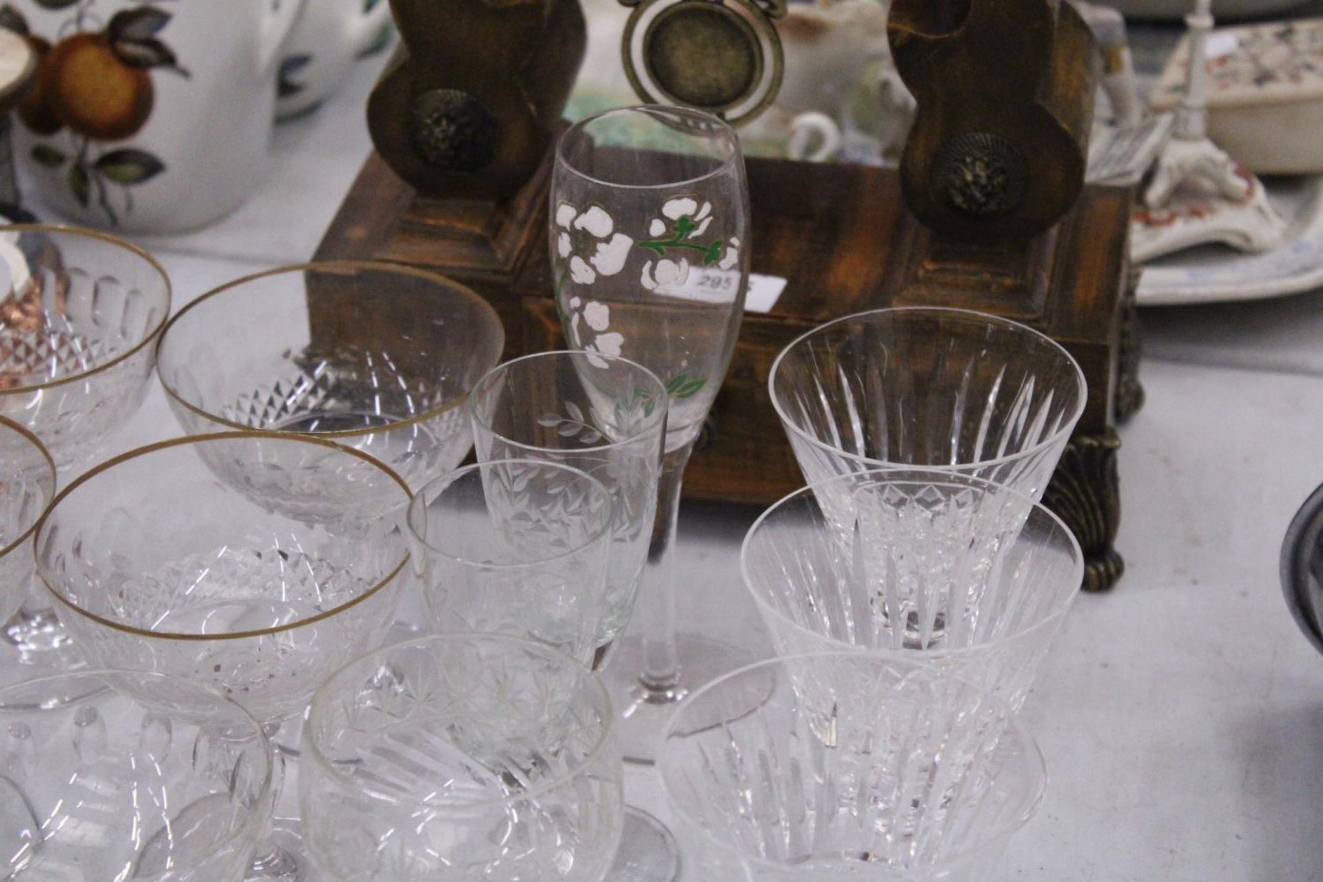 A COLLECTION OF GLASSWARE TO INCLUDE WINE GLASSES, COCKTAIL GLASSES, TUMBLERS ETC - Image 5 of 5