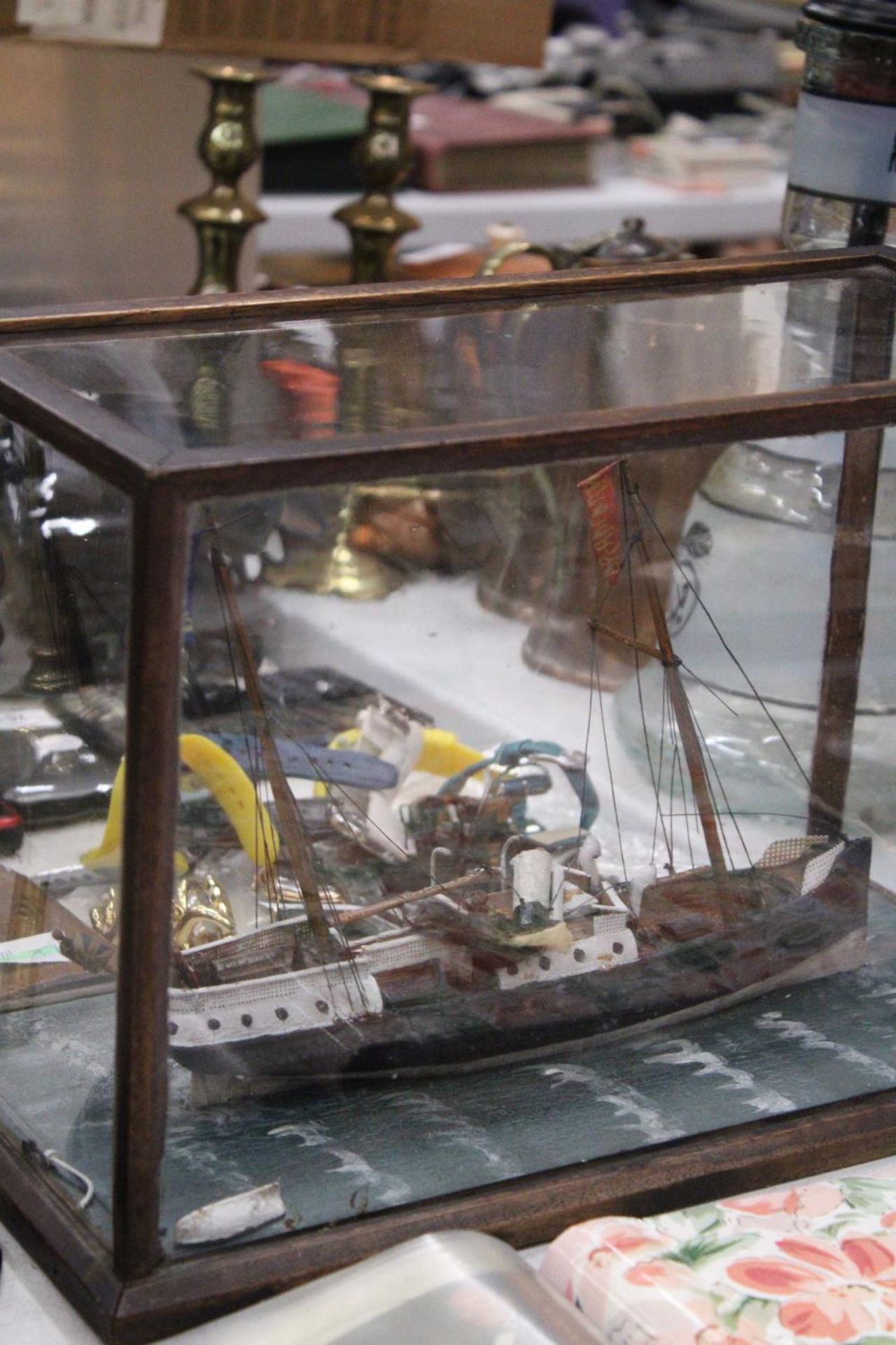 A VICTORIAN SHIPWRECK, SHIP IN A GLASS CASE, 'THE BRADFORD', LENGTH 37CM, HEIGHT 25CM, DEPTH 18CM - Image 4 of 5