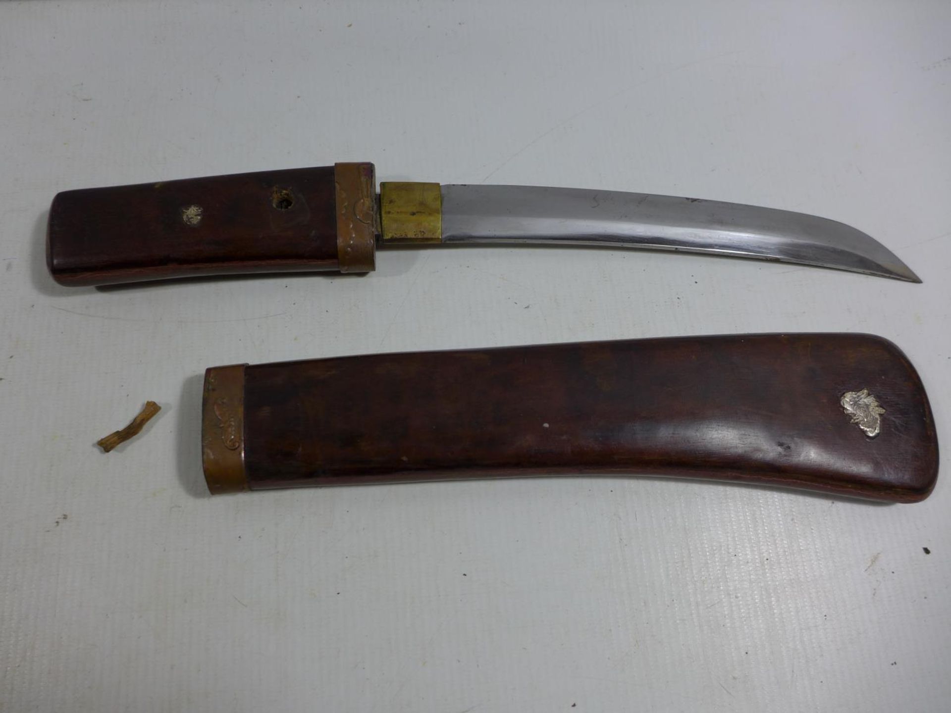 A LATE 19TH/EARLY 20TH CENTURY JAPANESE TANTO AND SCABBARD, 22.5CM BLADE, LENGTH 39CM - Image 2 of 8