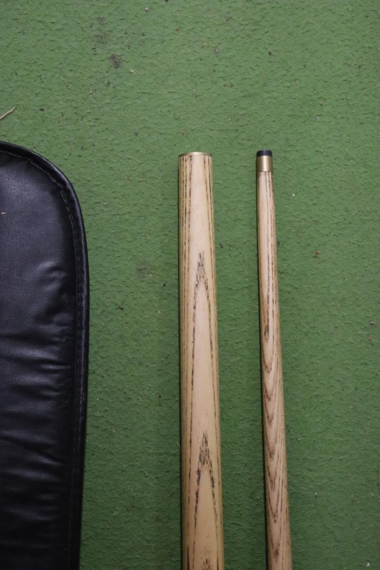 A SNOOKER CUE IN A SOFT CASE - Image 4 of 6