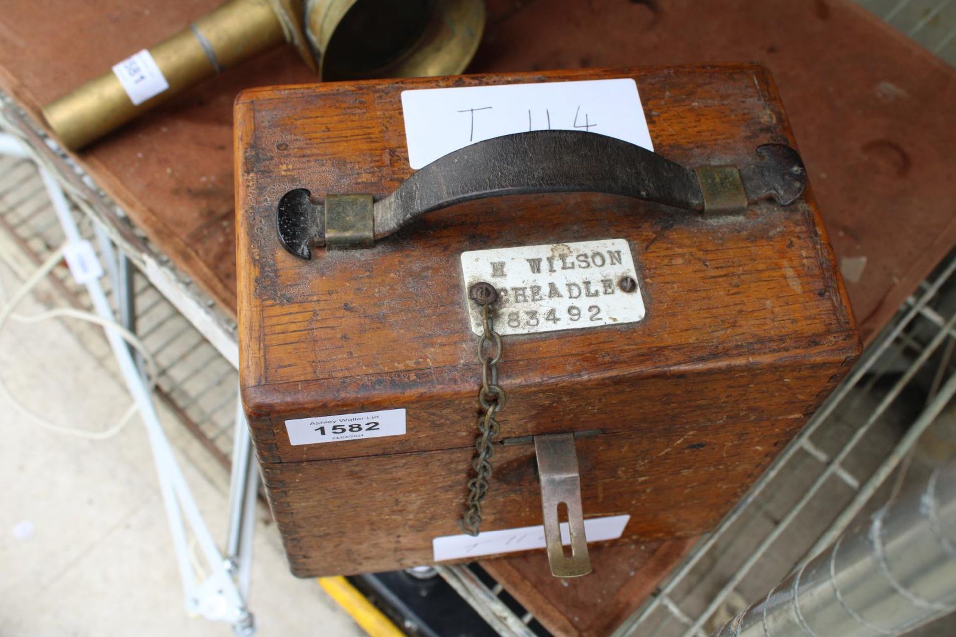 A WOODEN CASED VINTAGE AUTOMATIC TIMING CLOCK - Image 4 of 5