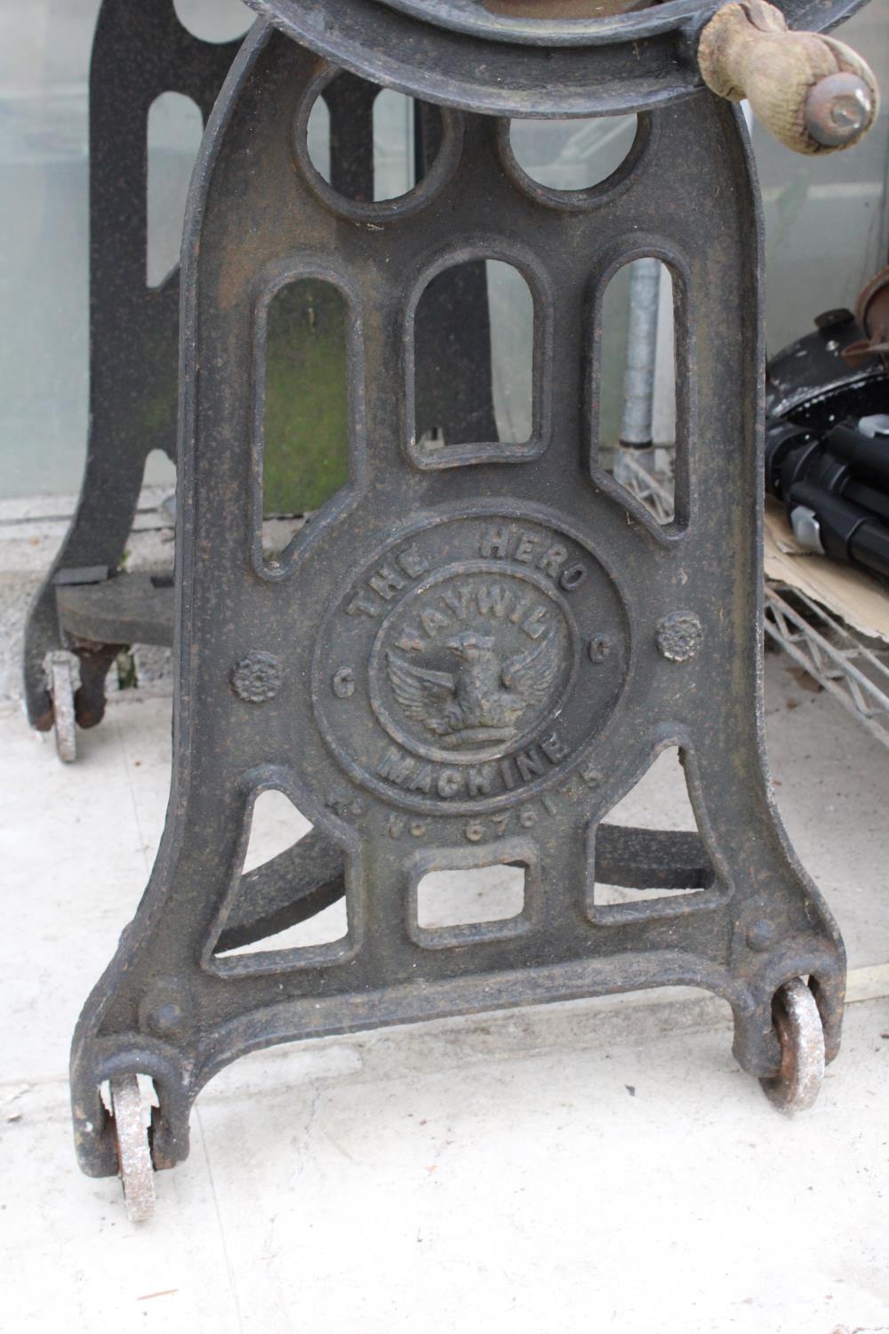 A VINTAGE CAST IRON AND WOODEN MANGLE BEARING THE NAME 'THE HERO MACHINE' - Image 4 of 5