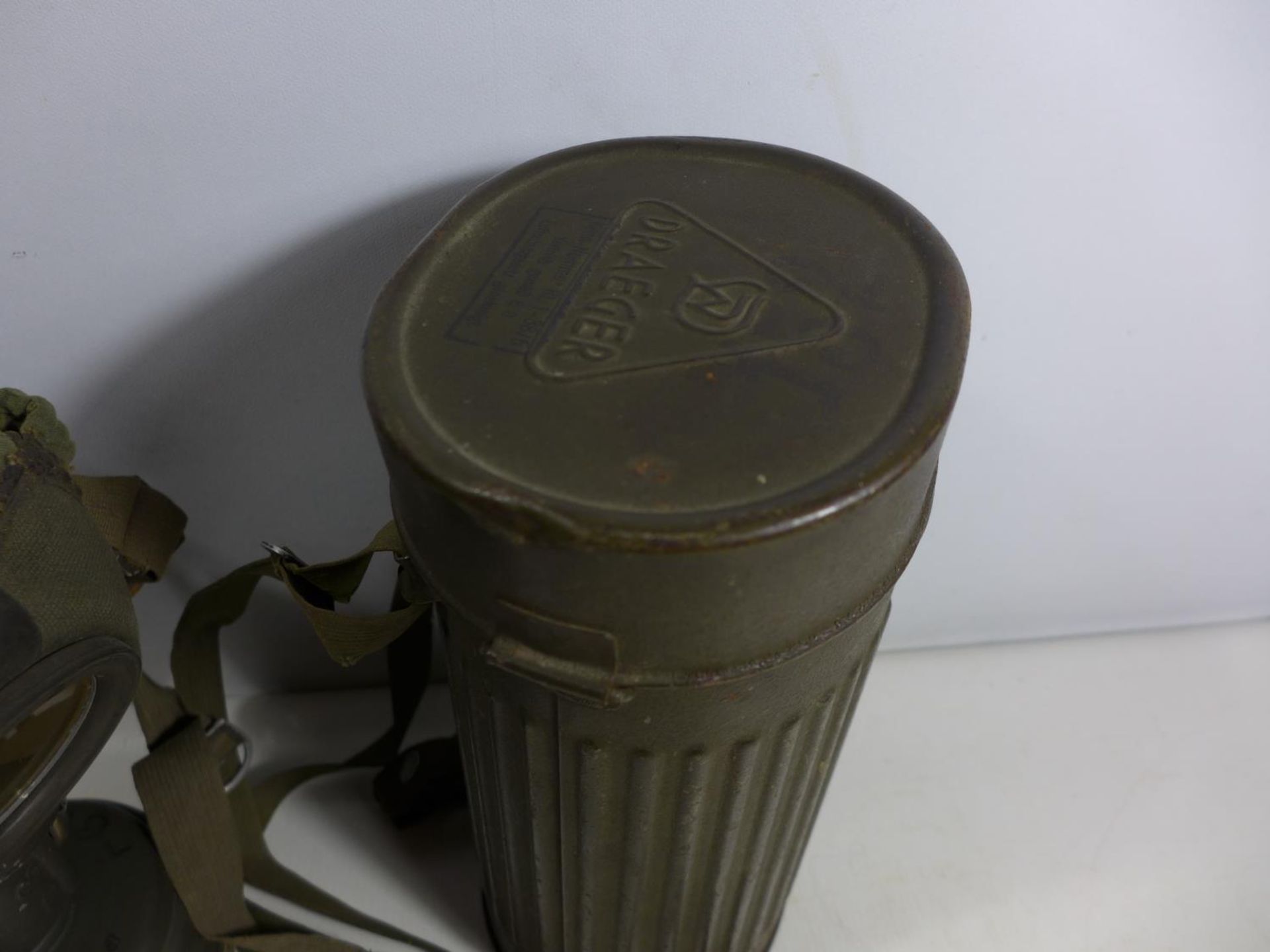 A MID 20TH CENTURY GERMAN GAS MASK AND METAL CONTAINER - Bild 2 aus 5