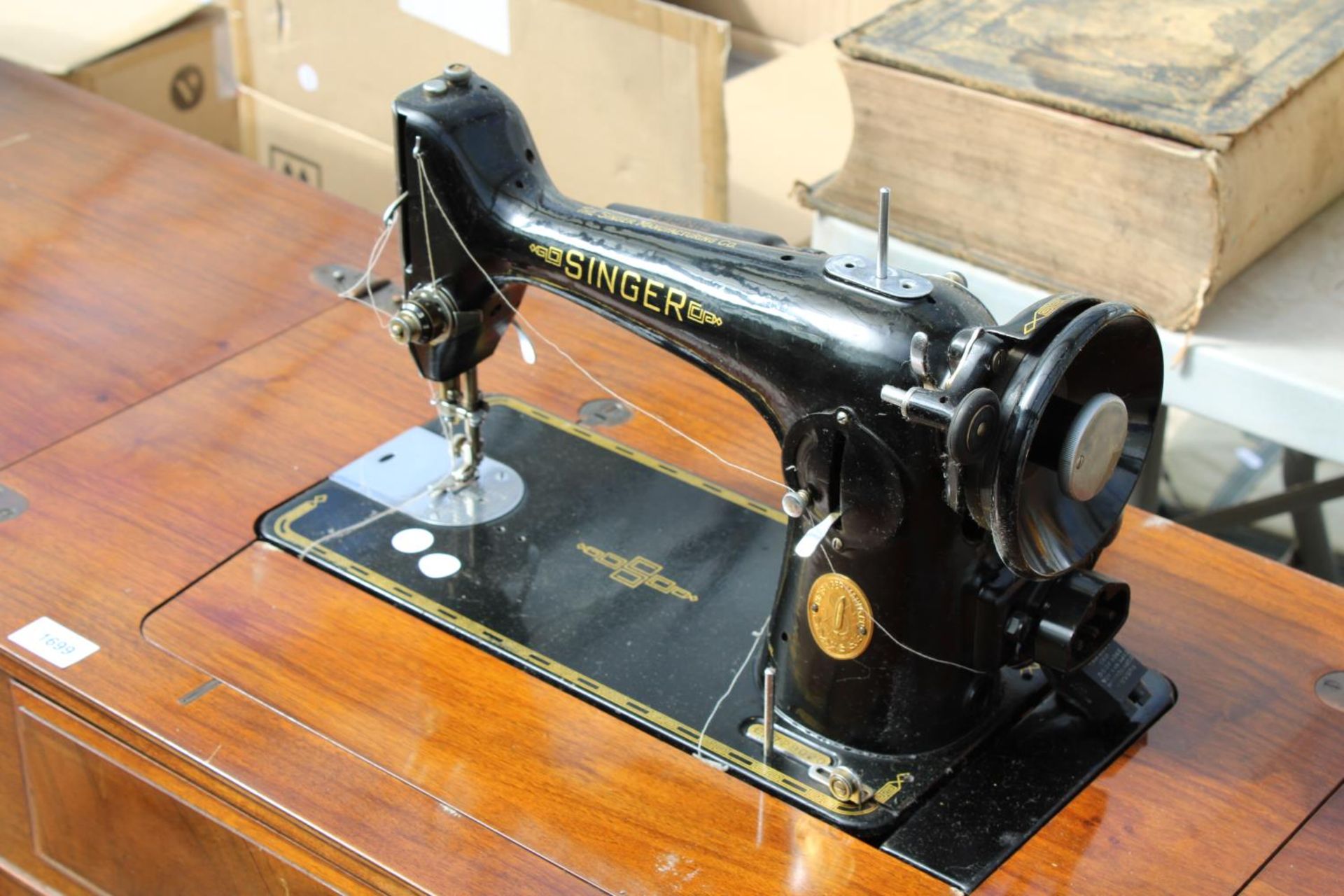 A VINTAGE SEWING TABLE WITH SINGER SEWING MACHINE BELIEVED IN WORKING ORDER BUT NO WARRANTY - Image 2 of 5