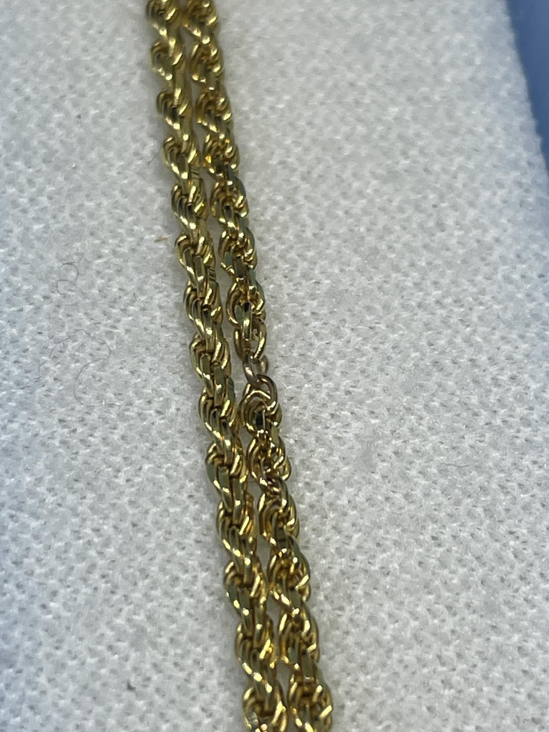 A 9 CARAT GOLD ROPE CHAIN - Image 2 of 4