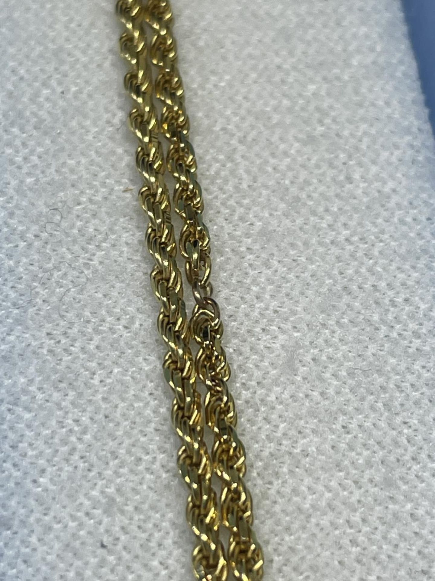 A 9 CARAT GOLD ROPE CHAIN - Image 2 of 4