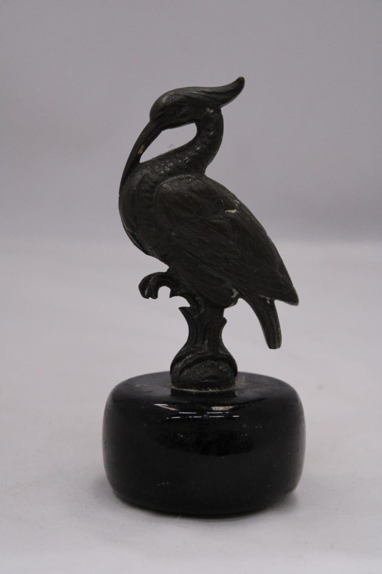 AN ORIENTAL BRONZE HERON ON A MARBLE BASE -APPROXIMATLEY 13CM - Bild 4 aus 5