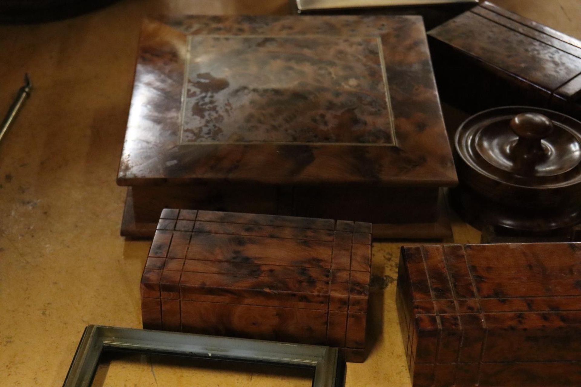 A QUANTITY OF TREEN PLINTHS, BOXES AND COASTERS - Image 3 of 5
