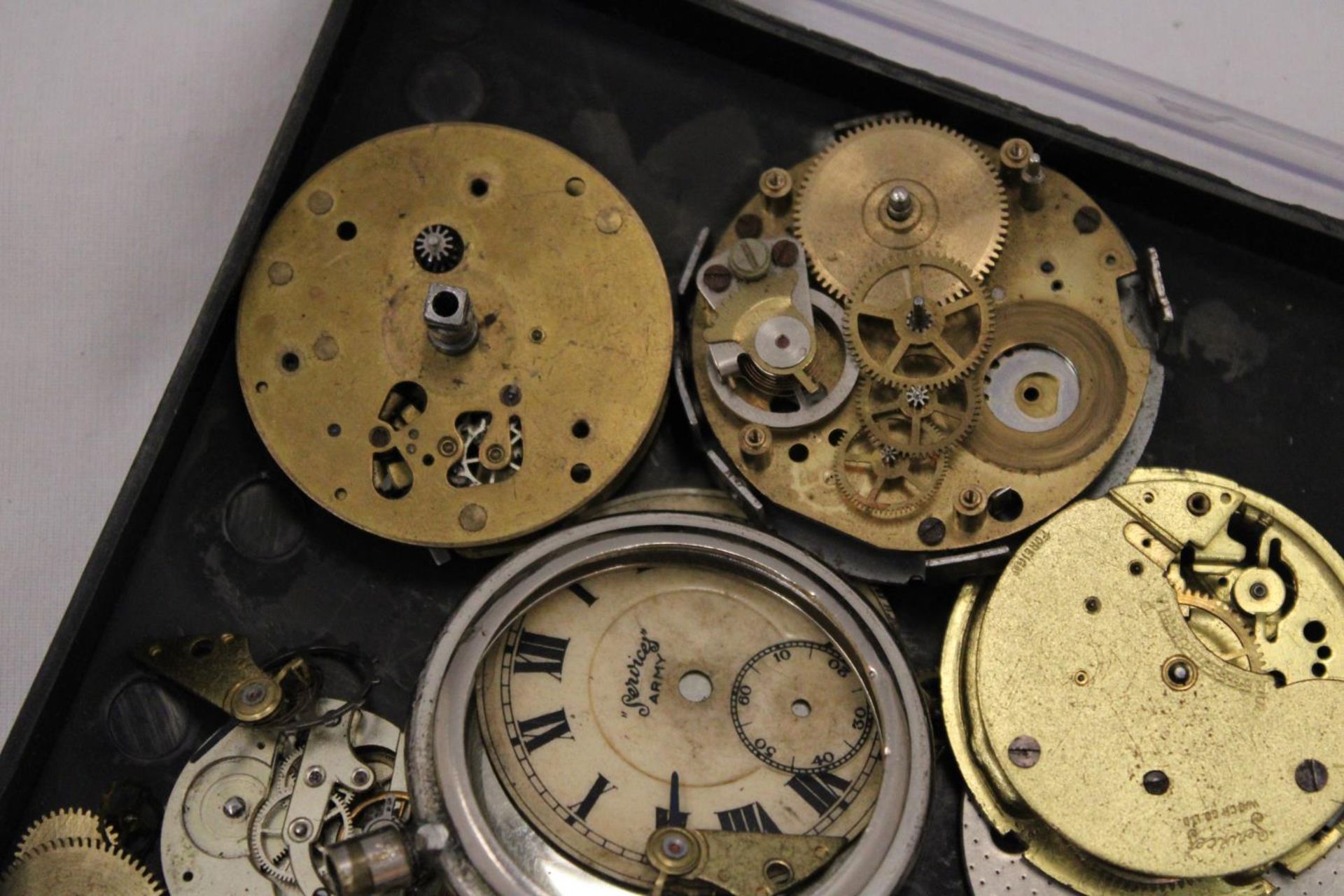 A QUANTITY OF WATCH PARTS IN CASE - Bild 3 aus 5