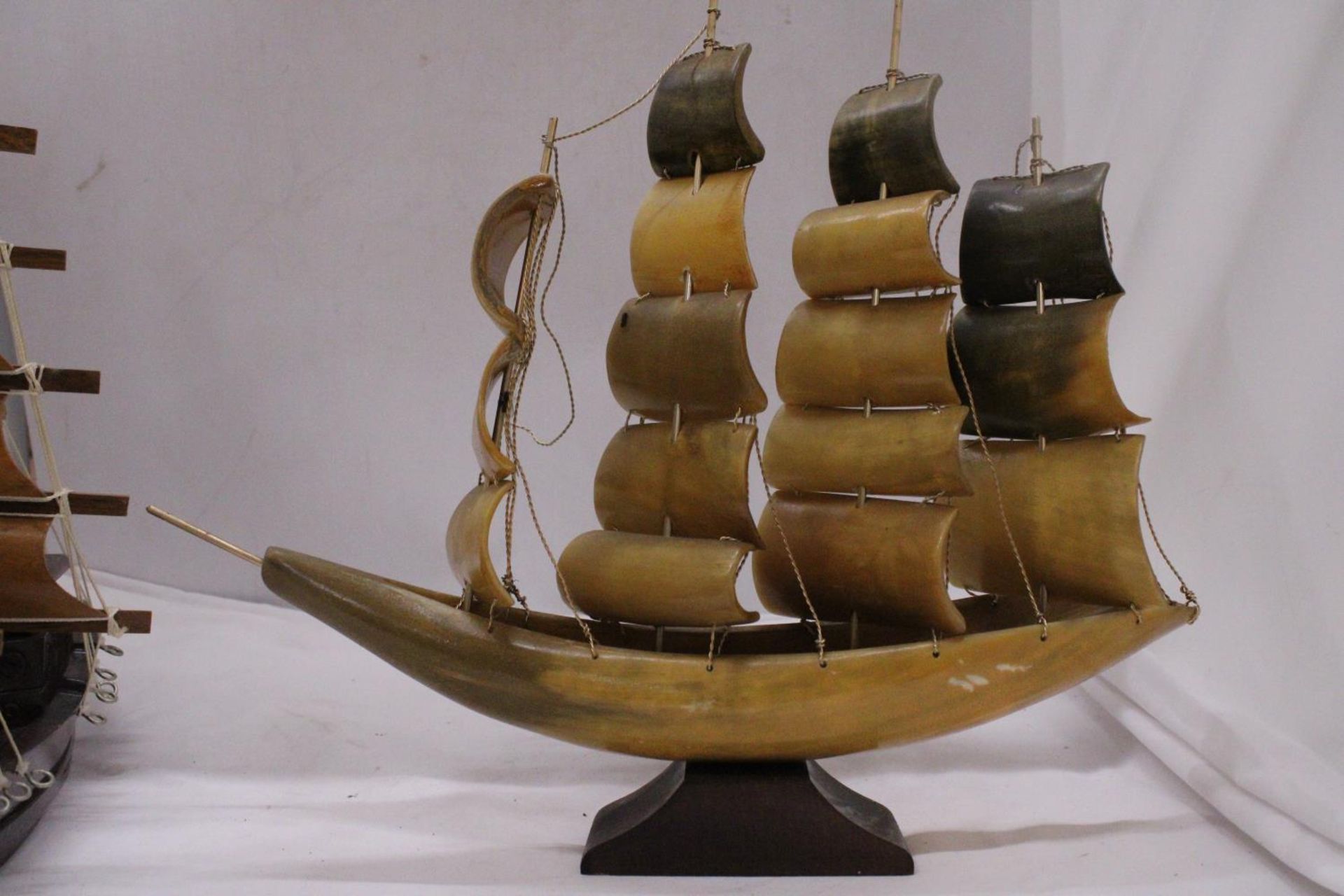 TWO MODELS OF SHIPS TO INCLUDE ONE WOODEN AND ONE HORN - Bild 5 aus 6