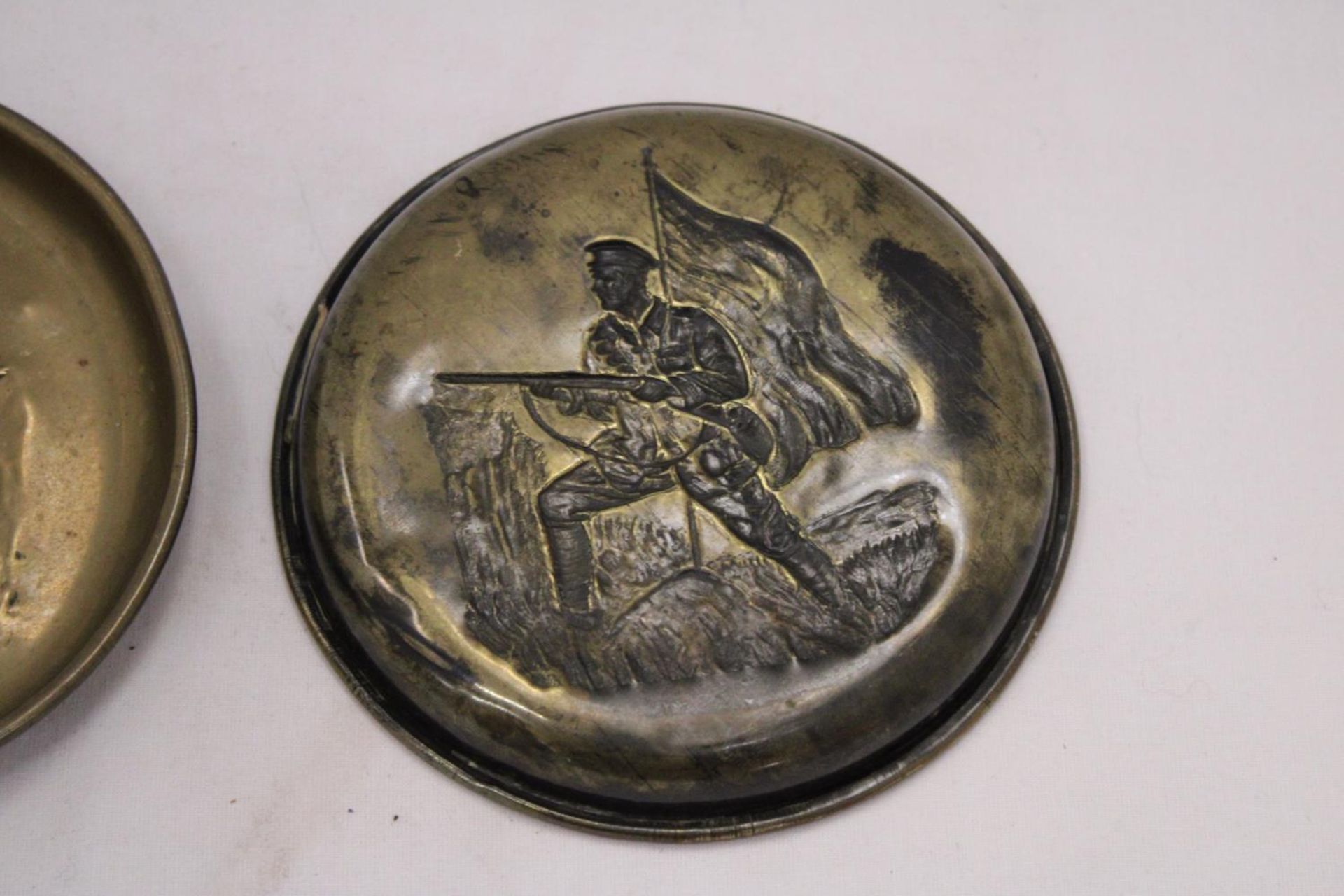 TWO VINTAGE BRASS TRAYS DEPICTING RUSSIAN BOLSHEVIK SOLDIERS, DIAMETER 12.5CM - Image 5 of 5