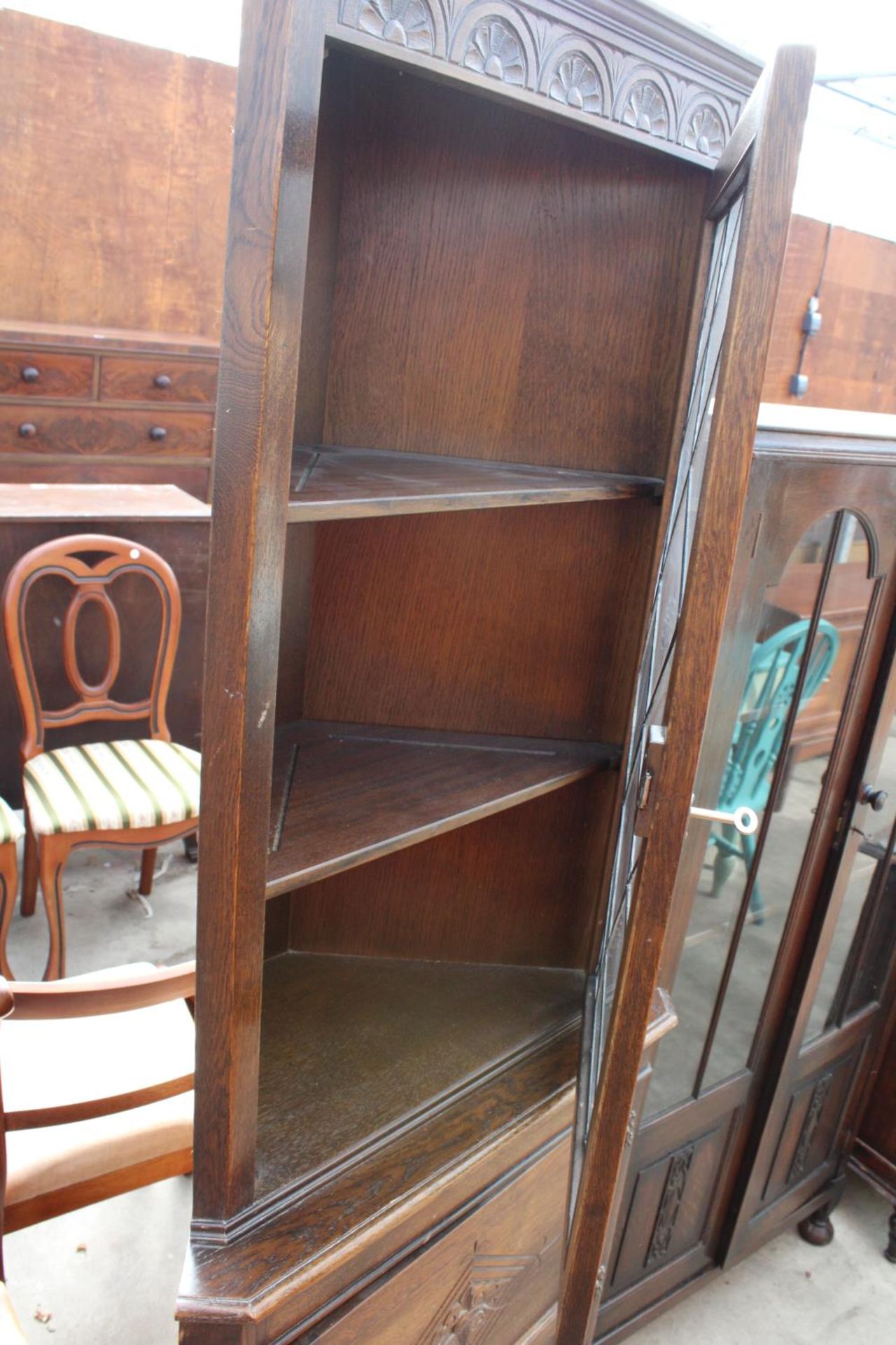 A MODERN OAK CORNER CUPBOARD WITH GLAZED AND LEADED UPPER PORTION - Image 5 of 5