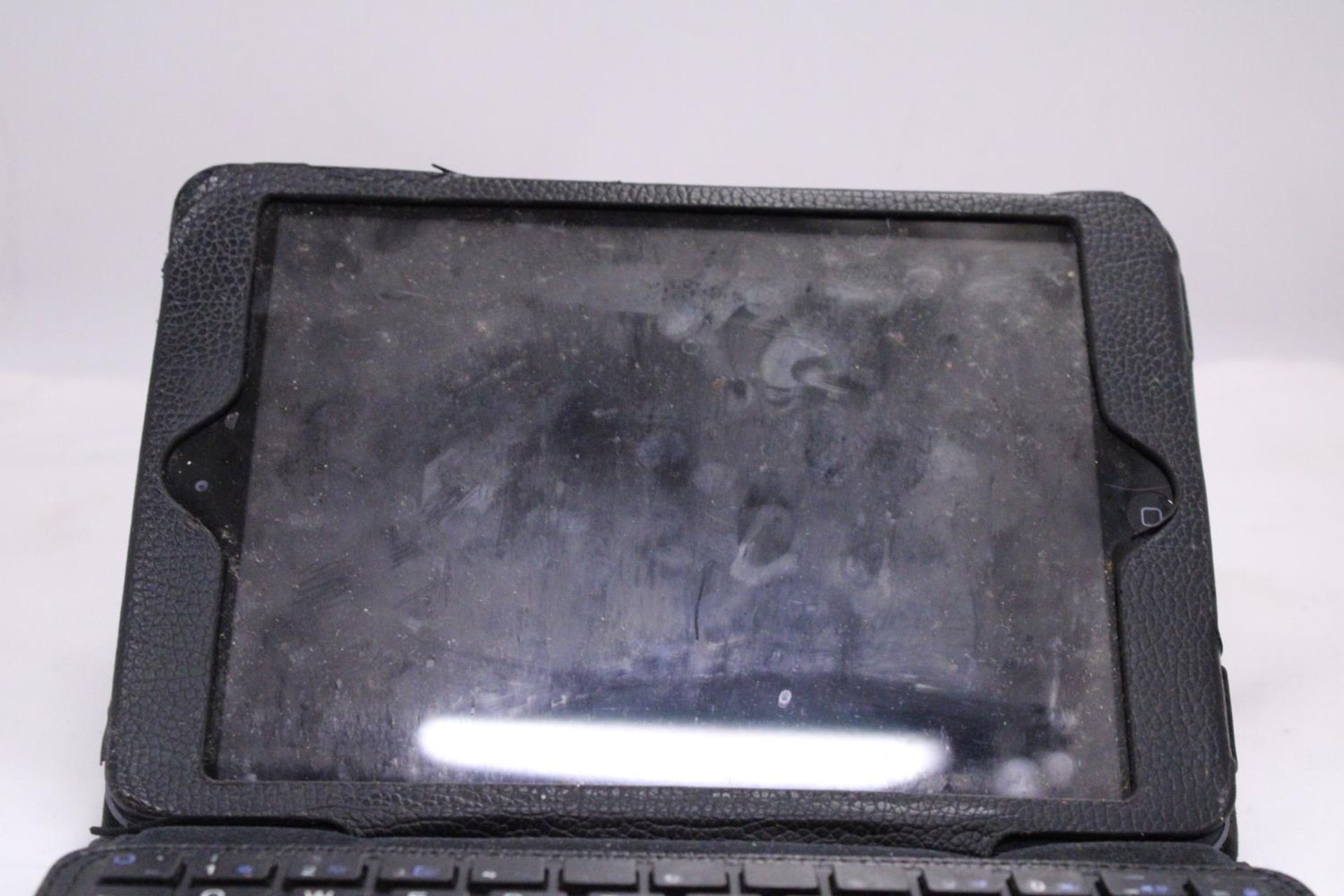 A CASED TABLET WITH KEYBOARD - NO WARRANTY GIVEN - Image 2 of 4