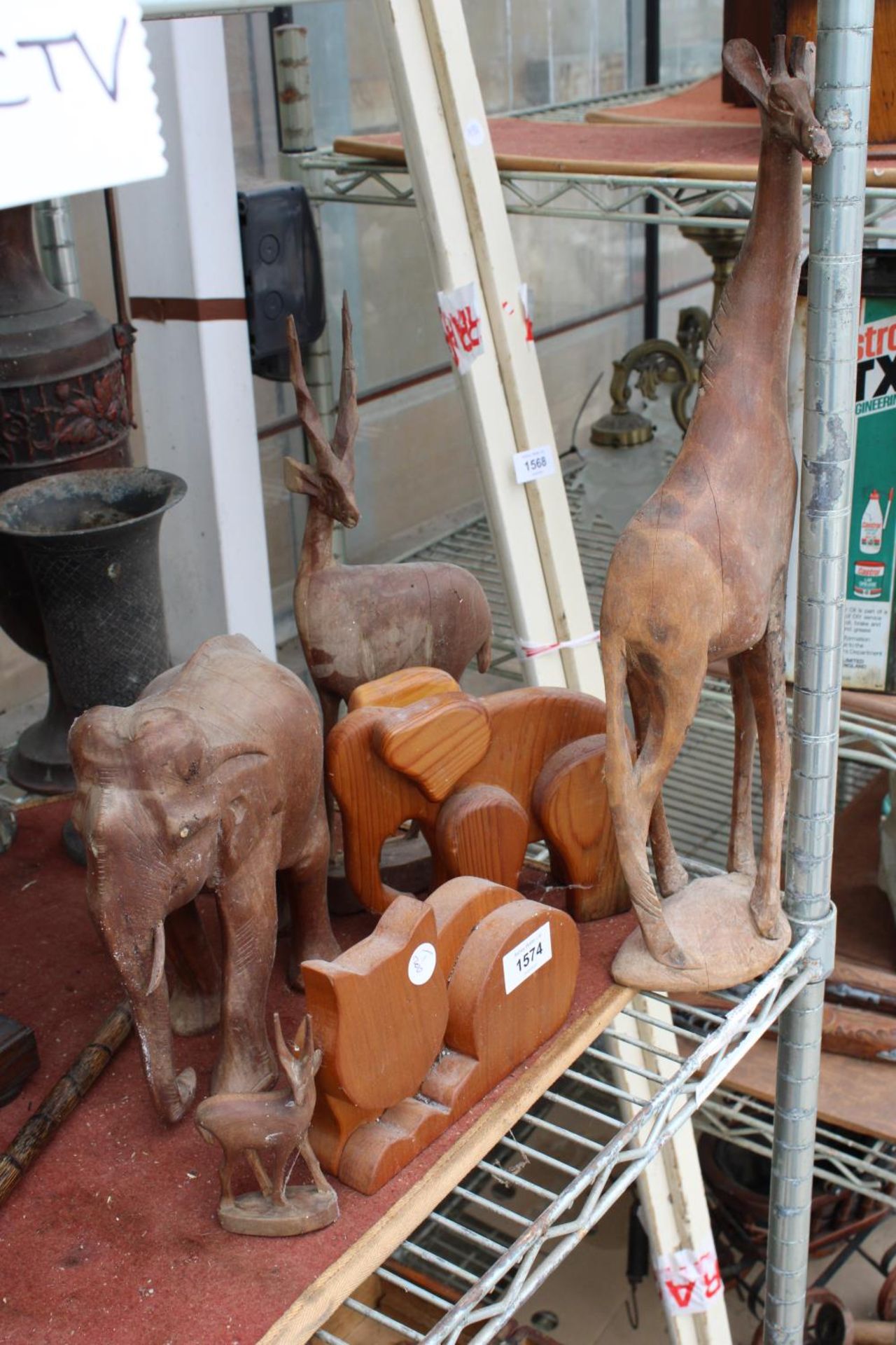 AN ASSORTMENT OF TREEN ANIMAL FIGURES TO INCLUDE AN ELEPHANT AND A GIRAFFE ETC