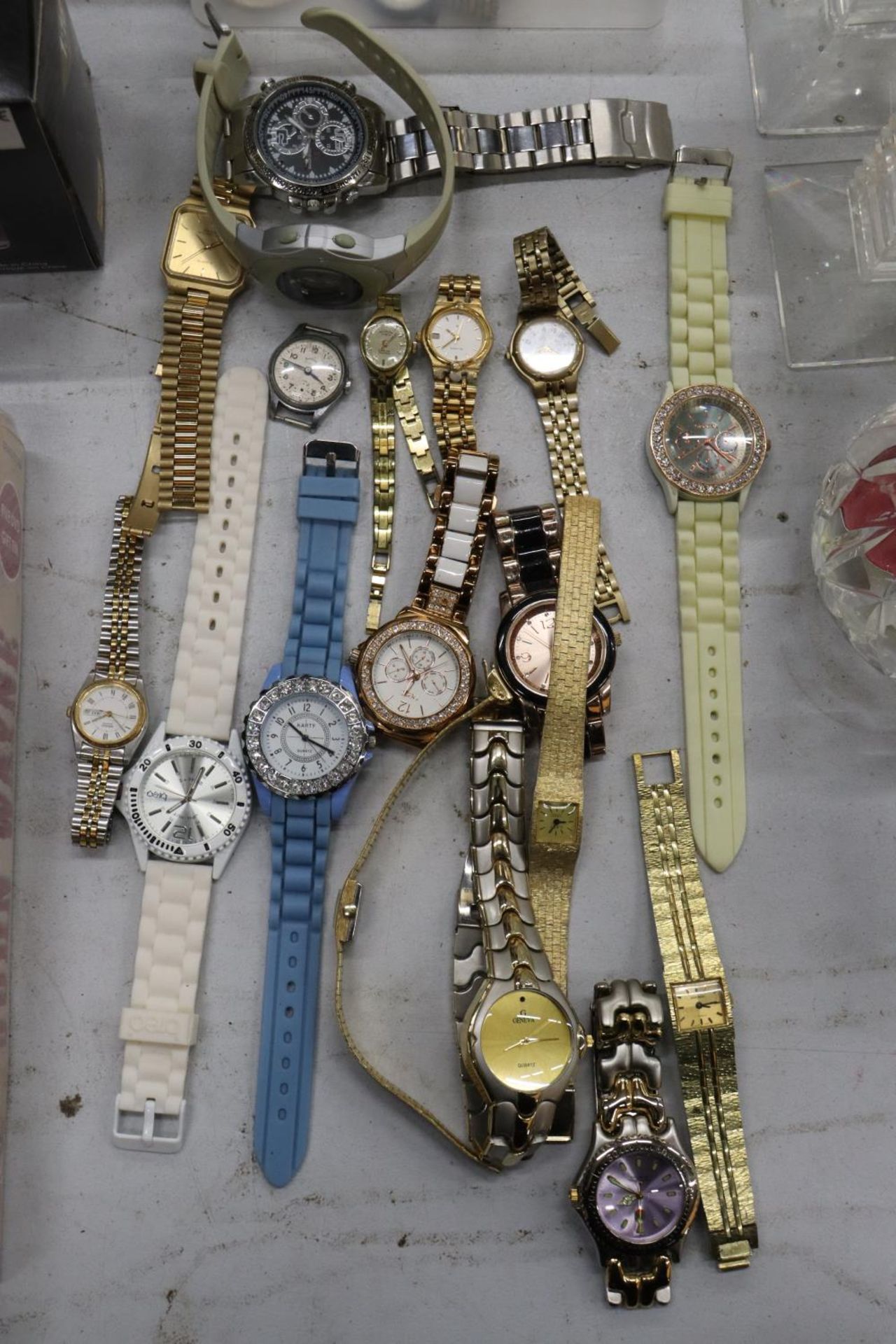 A COLLECTION OF APPROXIMATELY THIRTY WRISTWATCHES - Image 3 of 5