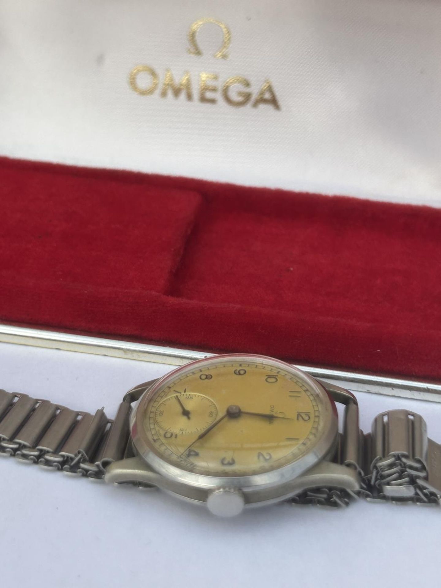 A VINTAGE MID CENTURY GENTS OMEGA AUTOMATIC WATCH, COMPLETE WITH ORIGINAL BOX, WORKING AT THE TIME - Image 3 of 5