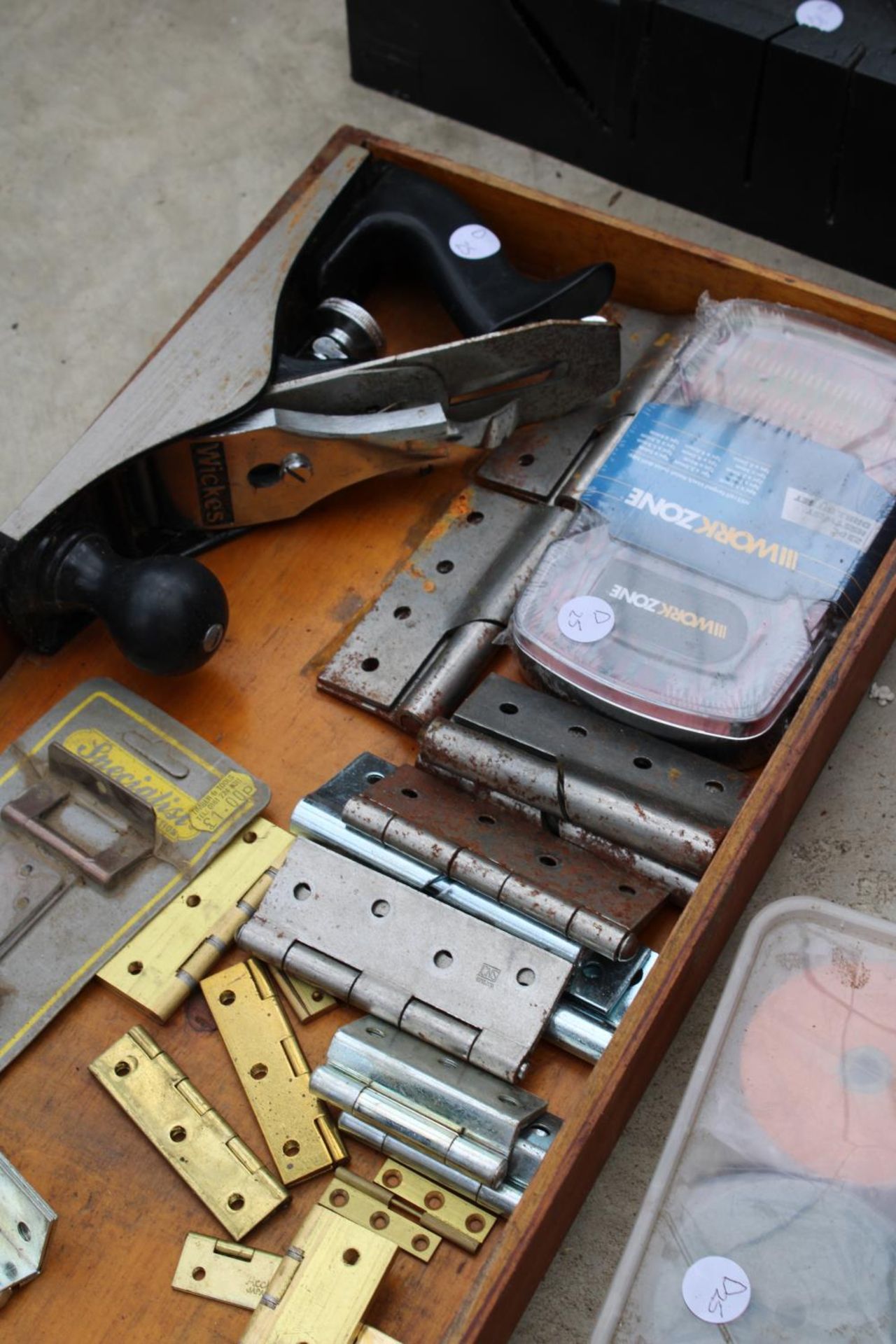 AN ASSORTMENT OF TOOLS TO INCLUDE A SCREW DRIVER SET, CLAMPS AND A WOOD PLANE ETC - Image 3 of 3