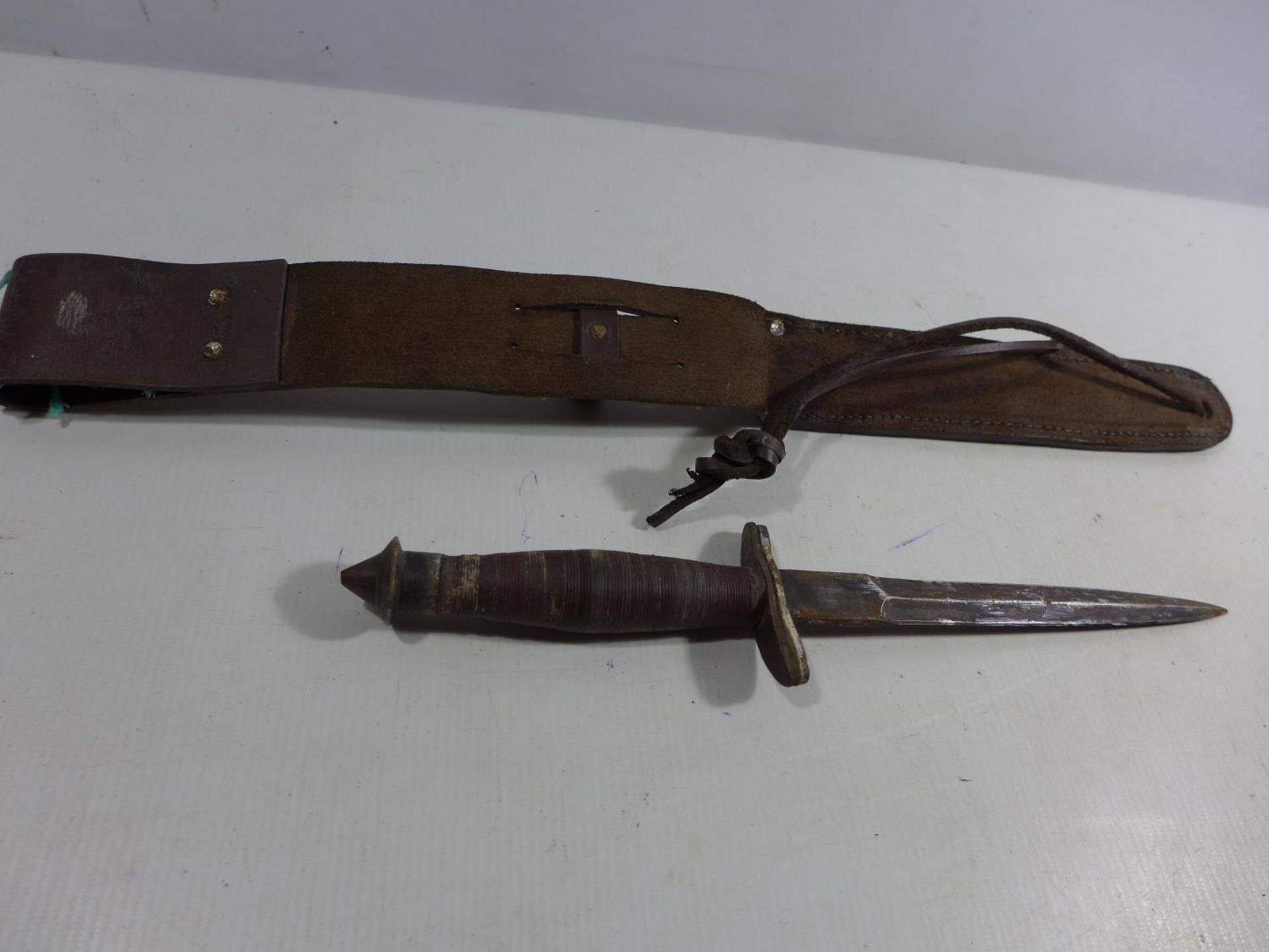 A VINTAGE STILETTO KNIFE AND LEATHER SCABBARD, 18.5CM BLADE, LENGTH 49CM. BLADE STAMPED OASE. - Image 4 of 6