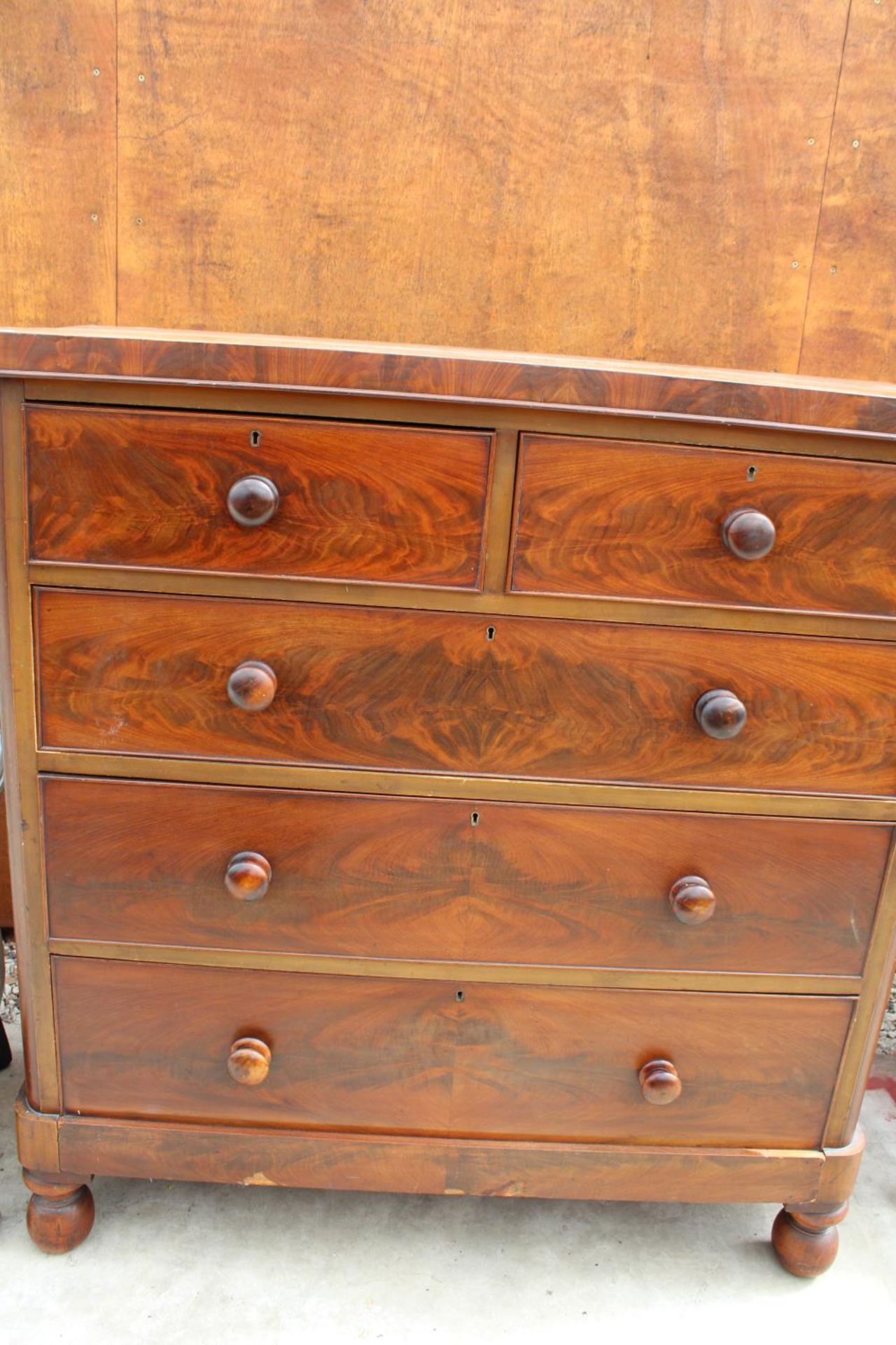 A VICTORIAN MAHOGANY CHEST OF 2 SHORT AND 3 LONG DRAWERS, 48" WIDE - Image 4 of 5