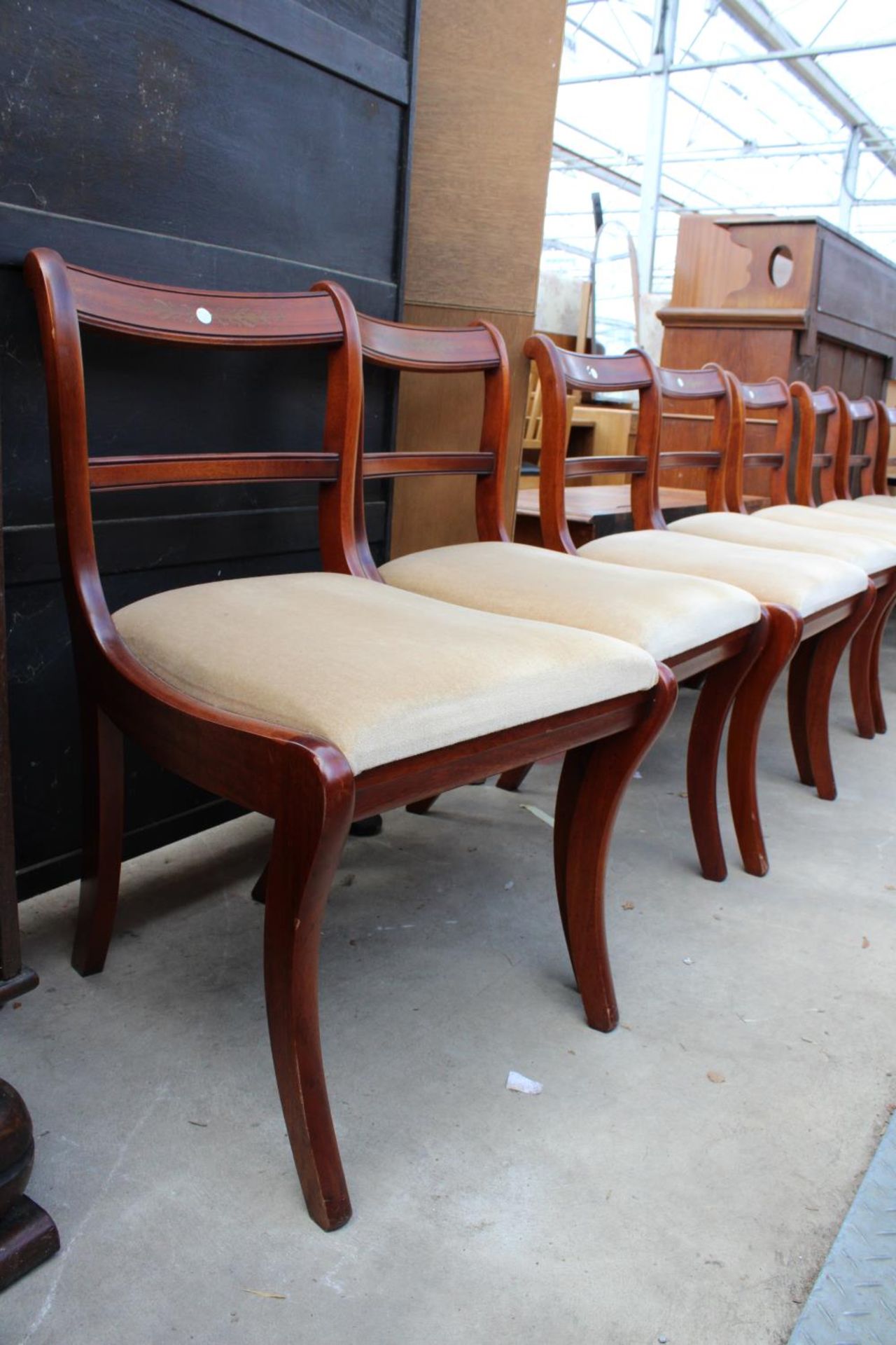 A SET OF 8 REGENCY STYLE MAHOGANY AND BRASS INLAY DINING CHAIRS - Image 2 of 4