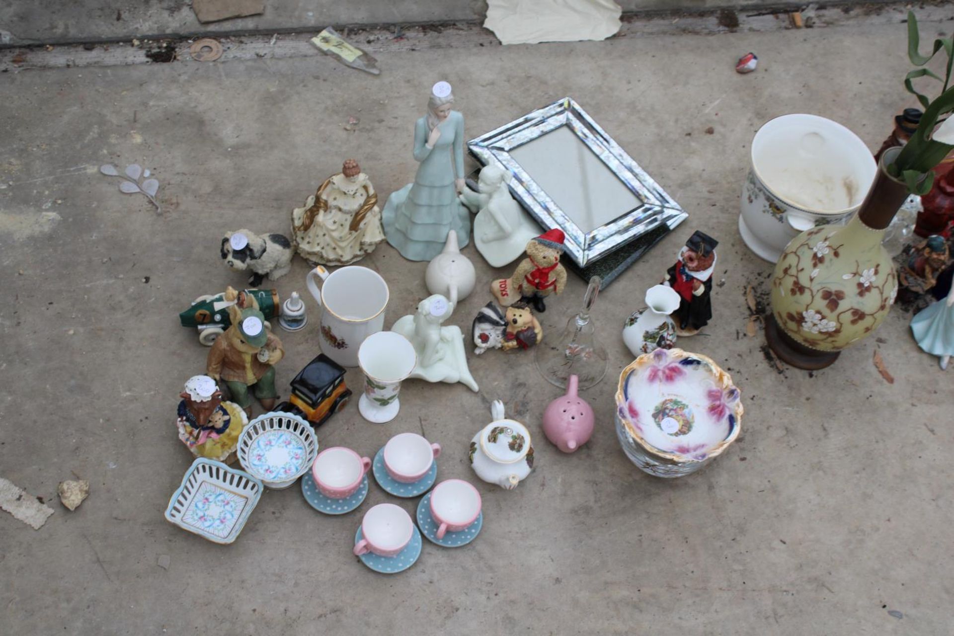 AN ASSORTMENT OF HOUSEHOLD ITEMS TO INCLUDE CERAMICS AND GLASS WARE ETC - Image 3 of 3