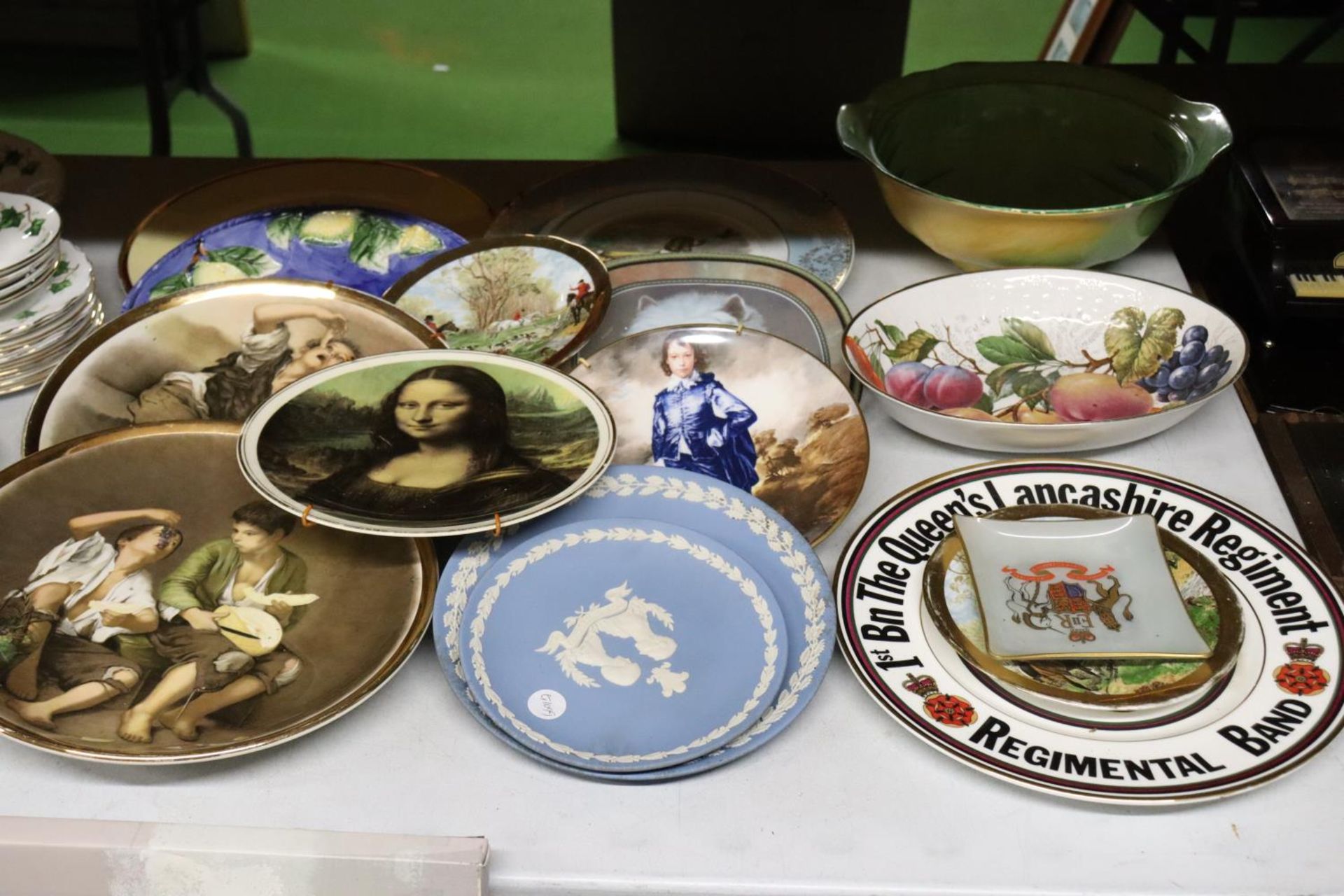 A COLLECTION OF 13 CABINET PLATES PLUS A LARGE ALFRED MEAKIN AND WREN BOWLS