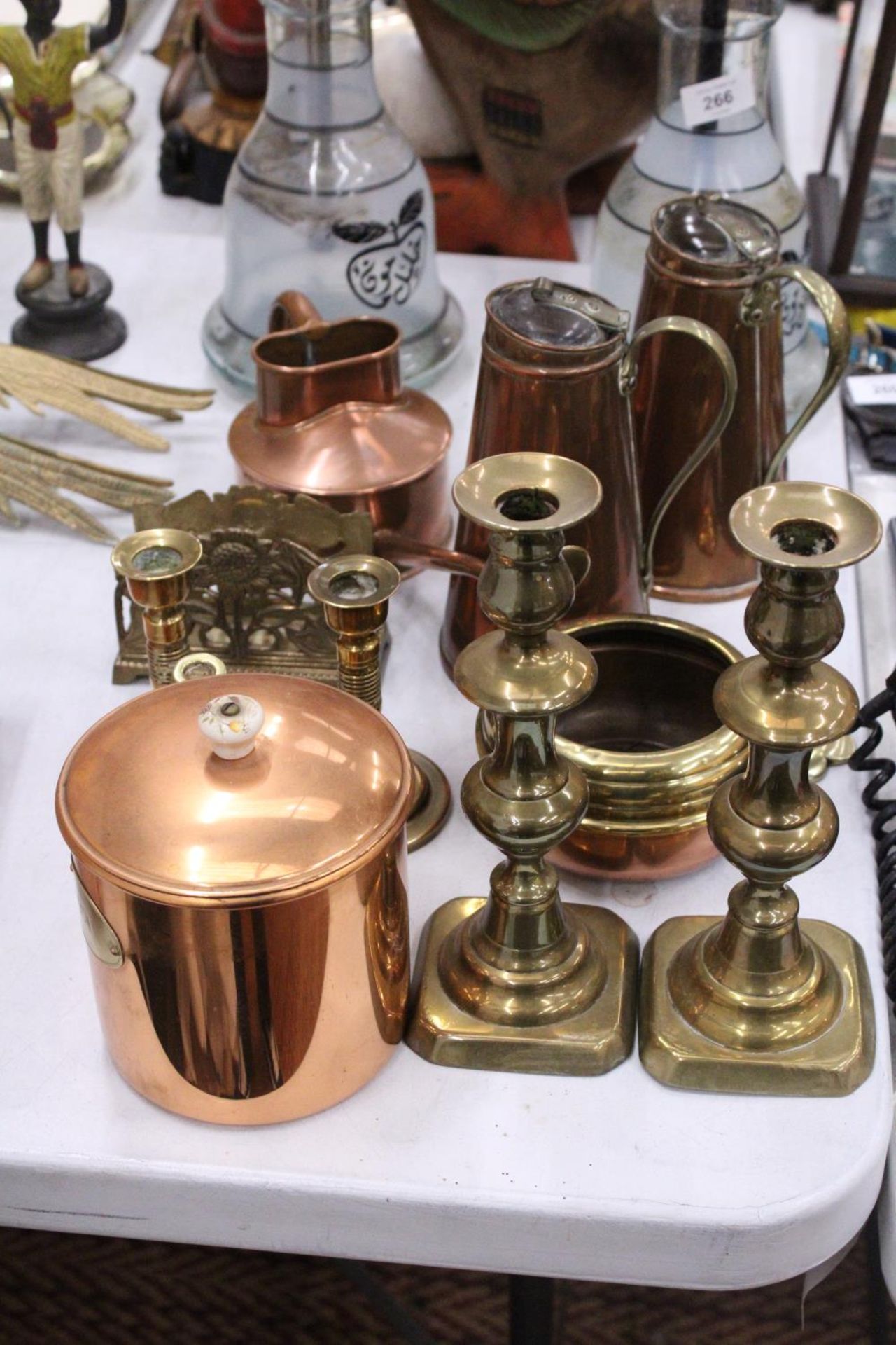 A MIXED LOT OF COPPER AND BRASSWARE TO INCLUDE CANDLE STICKS, WATERING CAN ETC