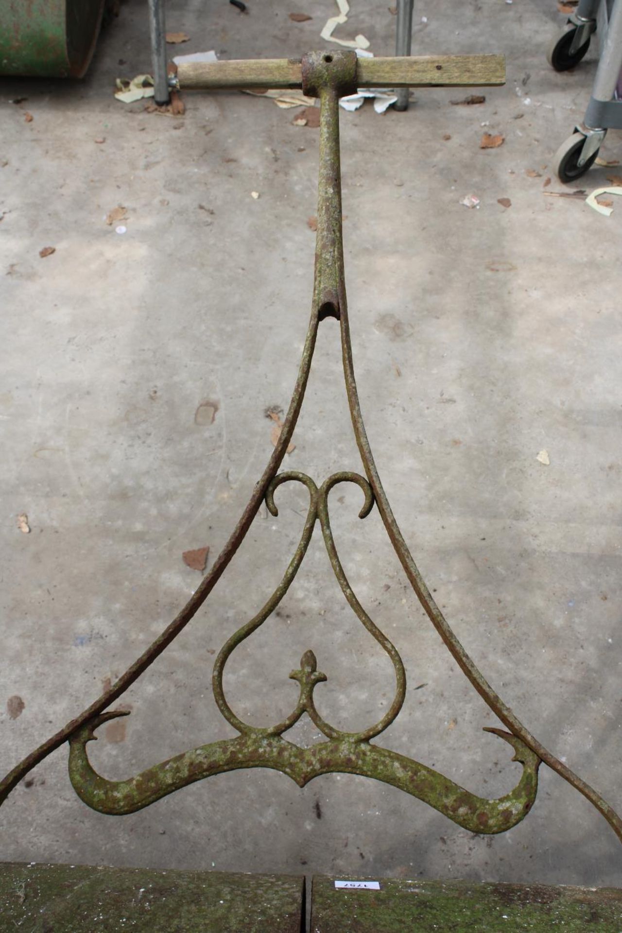 A LARGE VINTAGE CAST IRON GARDEN ROLLER - Image 3 of 4