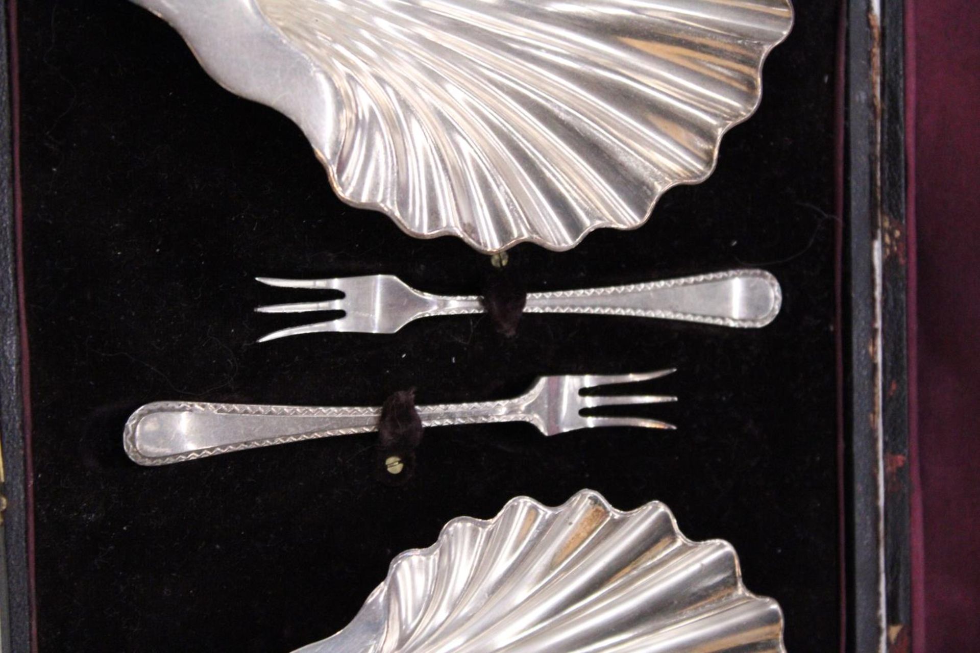 A BOXED SILVER PLATED "SHELLS AND FORK" OYSTER SET - Image 5 of 6