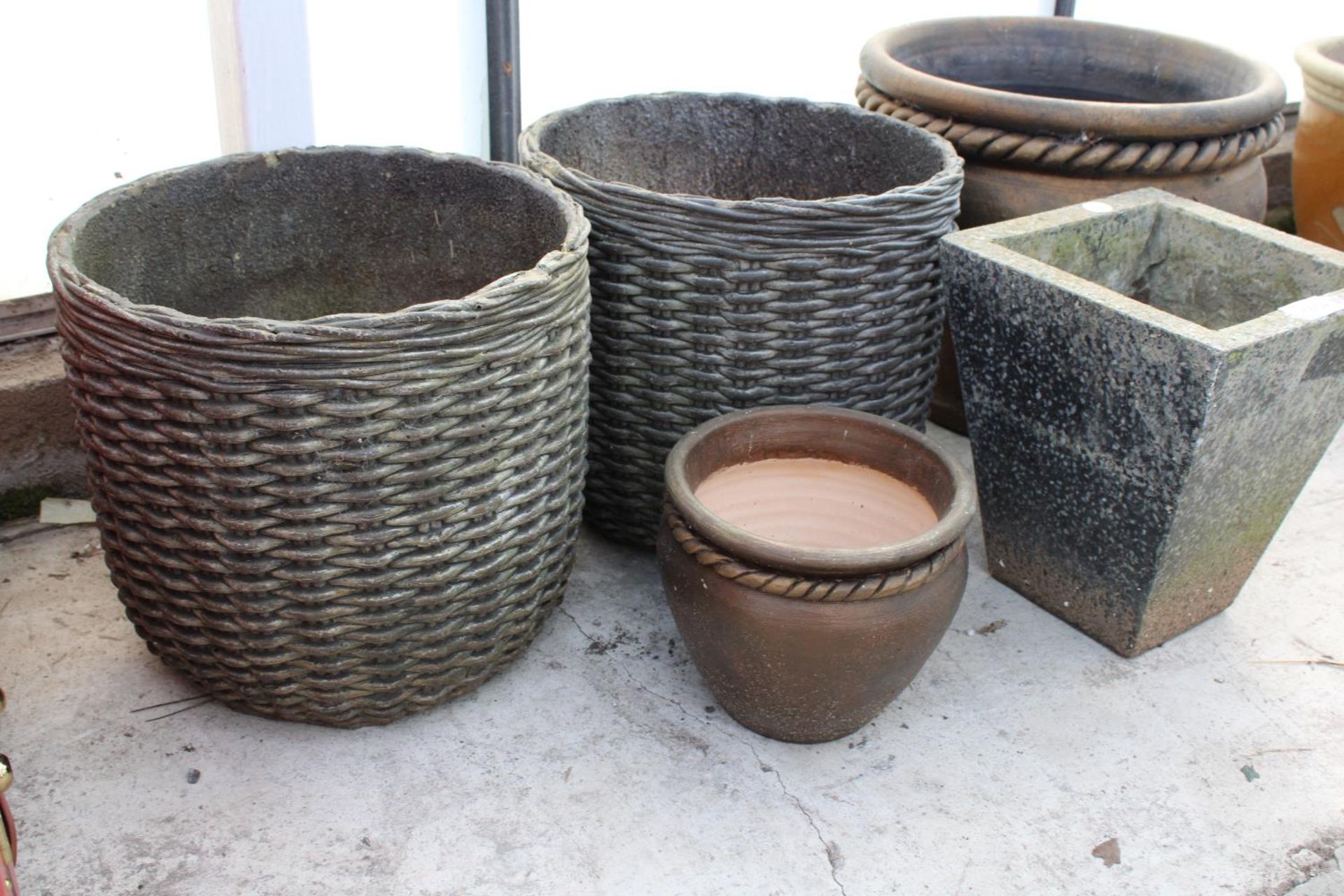 AN ASSORTMENT OF VARIOUS GARDEN POTS - Image 4 of 4