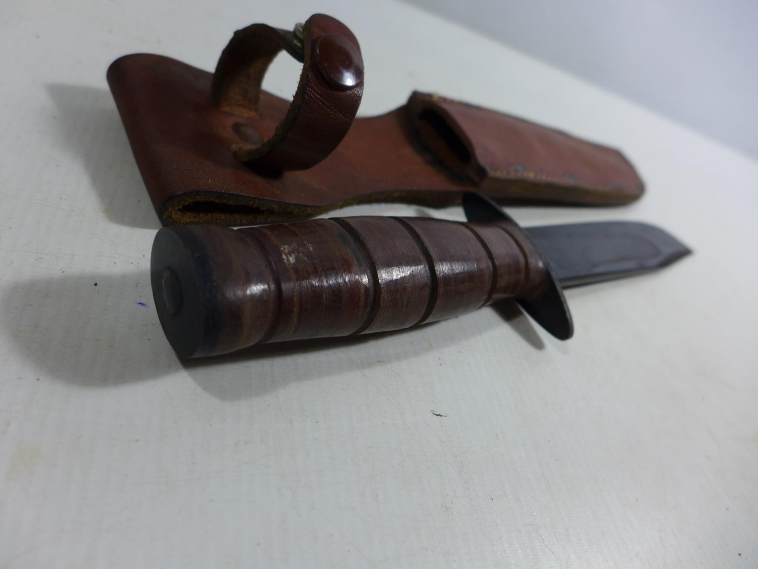 A VINTAGE BOWIE KNIFE AND LEATHER SCABBARD, 17CM BLADE, LENGTH 32CM - Image 3 of 4