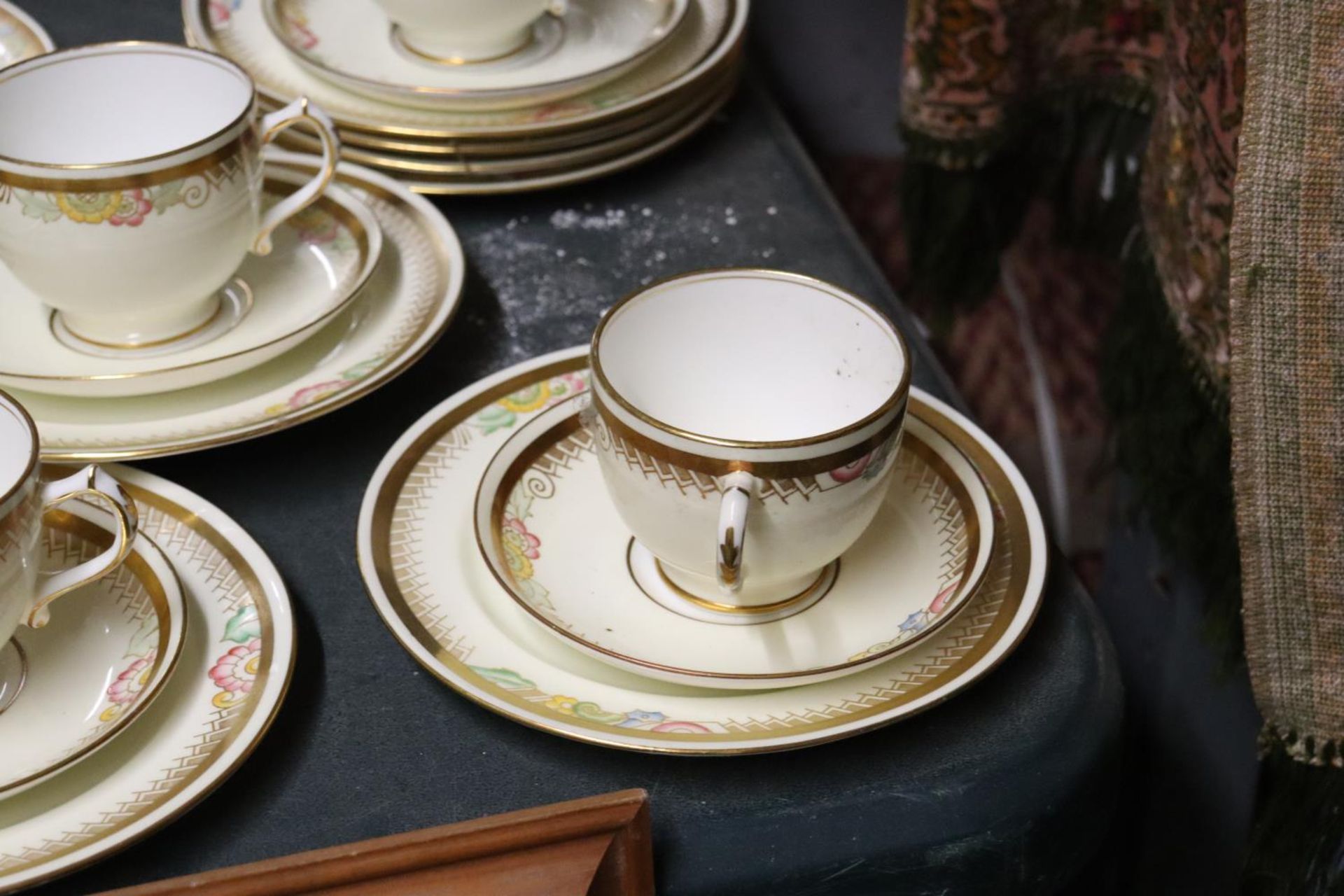 A QUANTITY OF VINTAGE HAMMERSLEY, CHINA CUPS, SAUCERS AND SIDE PLATES - Image 3 of 5