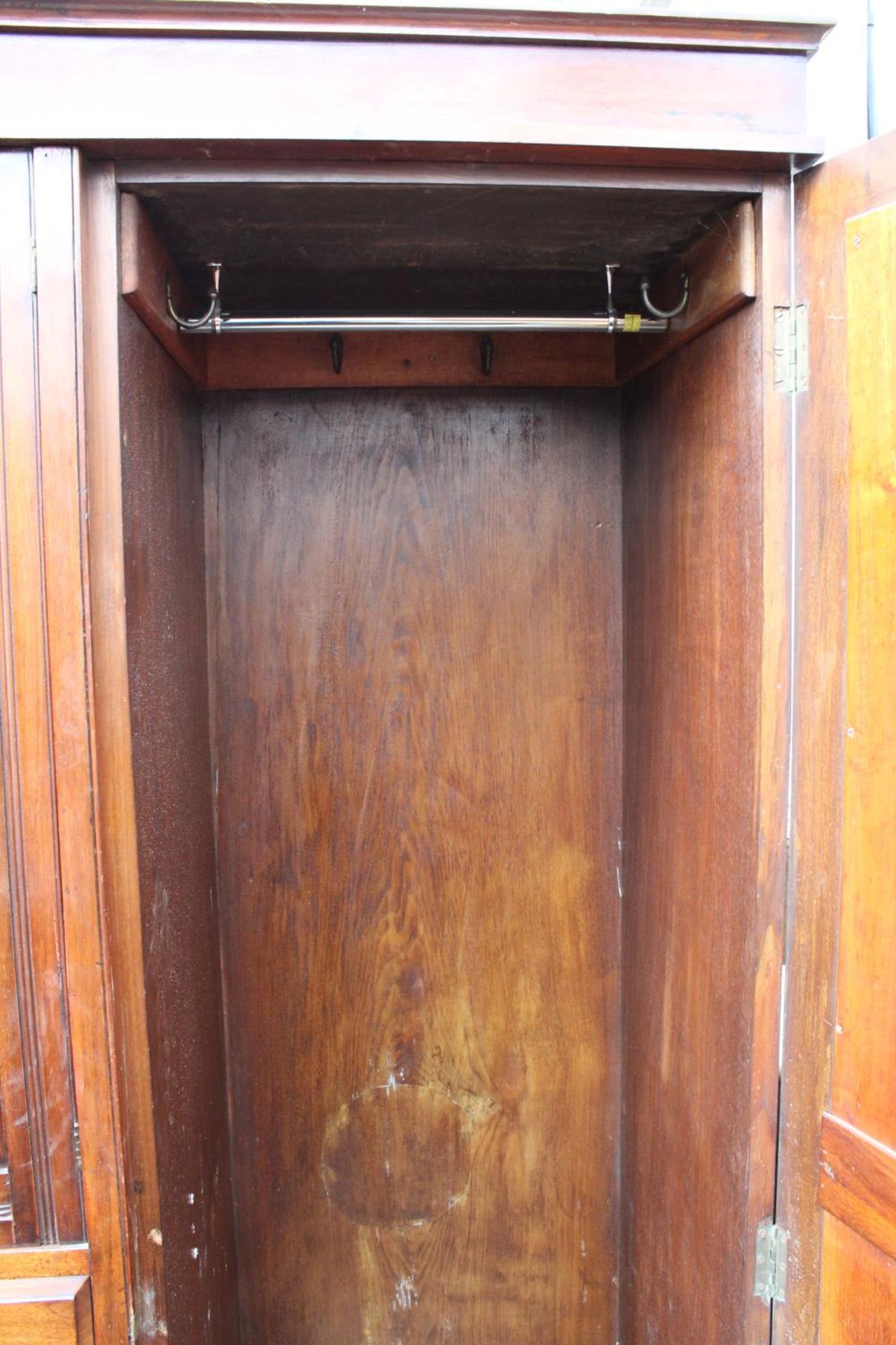 A LATE VICTORIAN MAHOGANY DOUBLE MIRROR-DOOR WARDROBE ENCLOSING 2 CUPBOARDS, 2 SHORT AND 3 LONG - Image 4 of 6