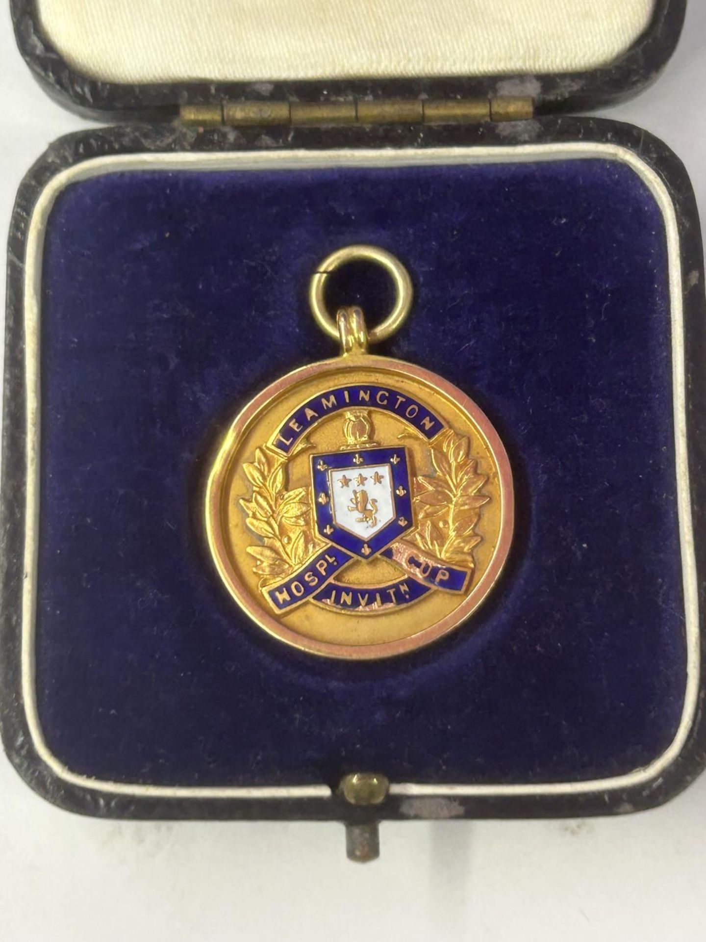 A HALLMARKED 9 CARAT GOLD & ENAMEL LEAMINGTON HOSPITALITY CUP WINNERS MEDAL 1936-1937 SEASON, BY - Bild 2 aus 5