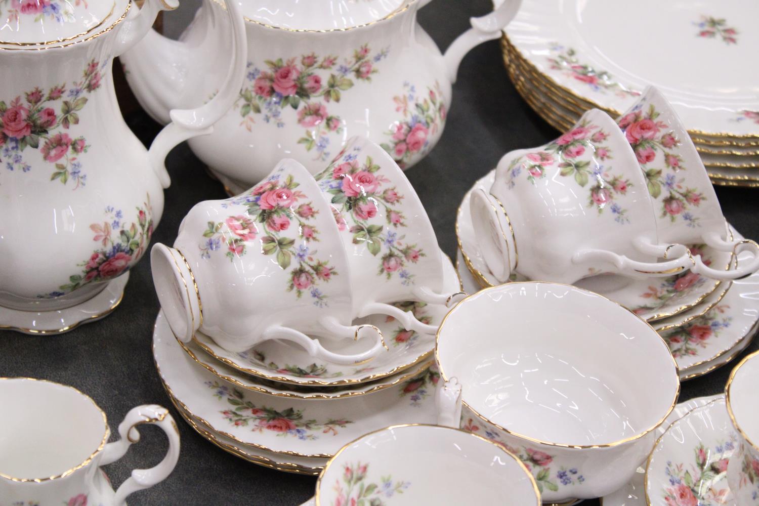 A ROYAL DOULTON 'MOSS ROSE' TEASET TO INCLUDE A TEAPOT AND COFFEE POT, PLATES, CREAM JUGS, A CAKE - Bild 3 aus 7