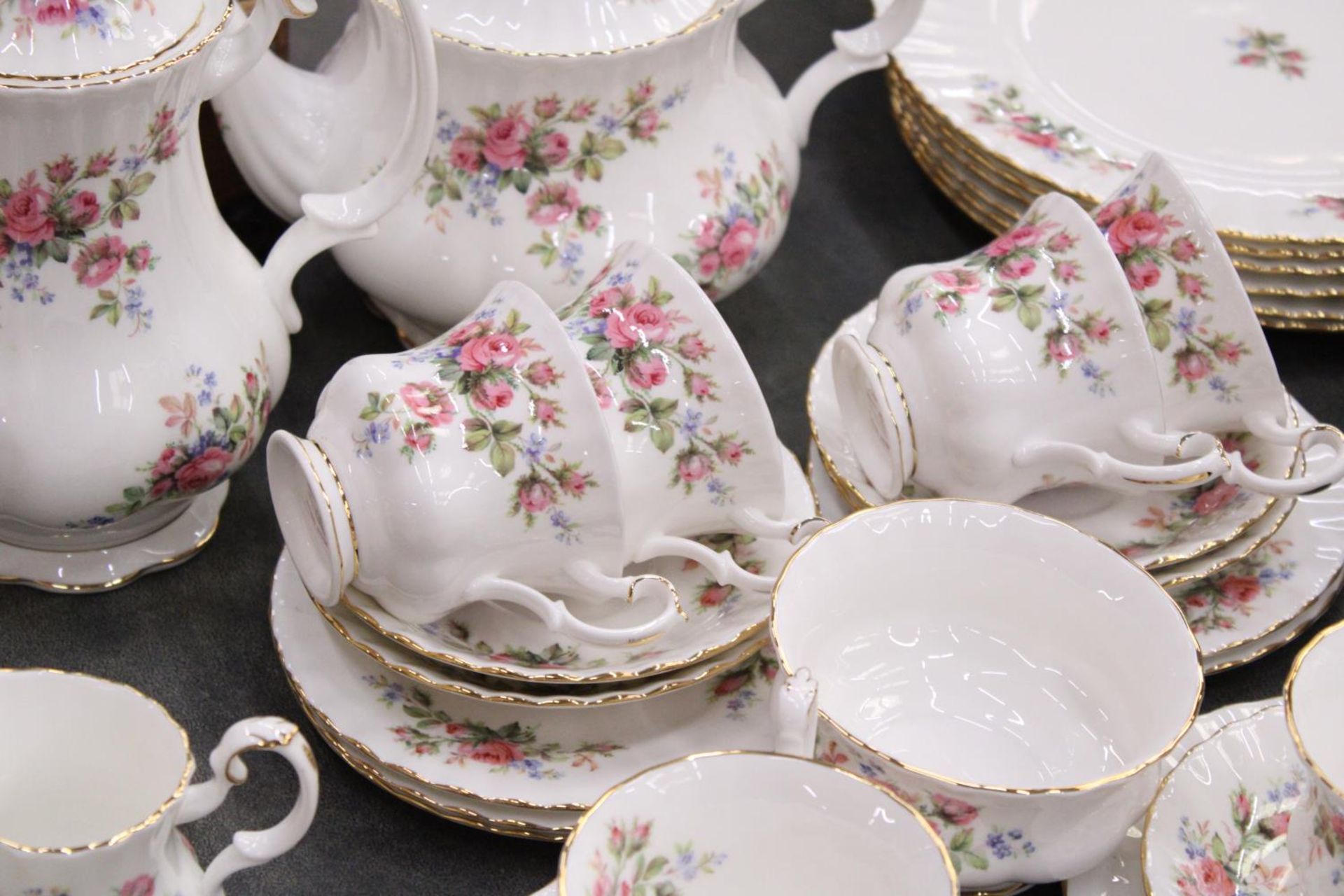 A ROYAL DOULTON 'MOSS ROSE' TEASET TO INCLUDE A TEAPOT AND COFFEE POT, PLATES, CREAM JUGS, A CAKE - Image 3 of 7