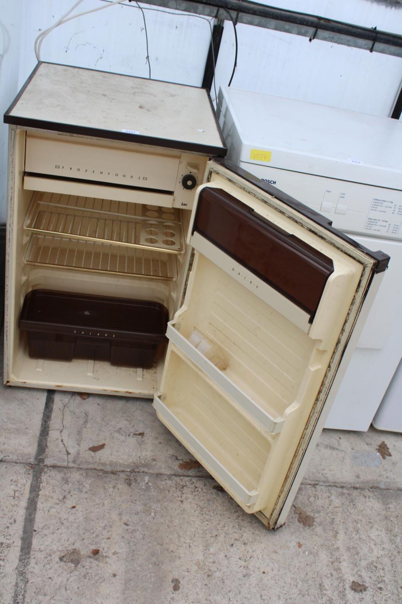 A CREAM AND BROWN LEC UNDER COUNTER FRIDGE - Bild 2 aus 2