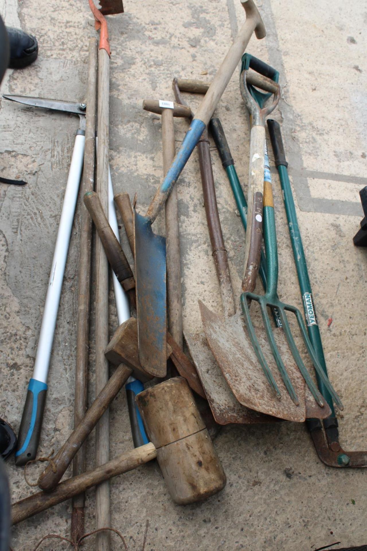 AN ASSORTMENT OF VARIOUS GARDEN TOOLS TO INCLUDE A FORK, A SHOVEL AND A DITCHING SPADE ETC - Image 2 of 2