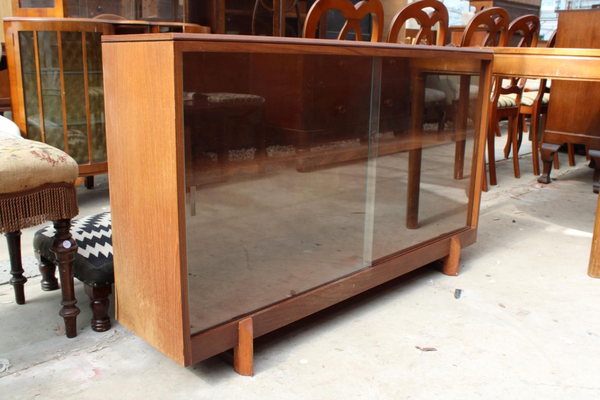 A RETRO TEAK BOOKCASE WITH 2 GLASS SLIDING DOORS, 48" WIDE - Image 2 of 3