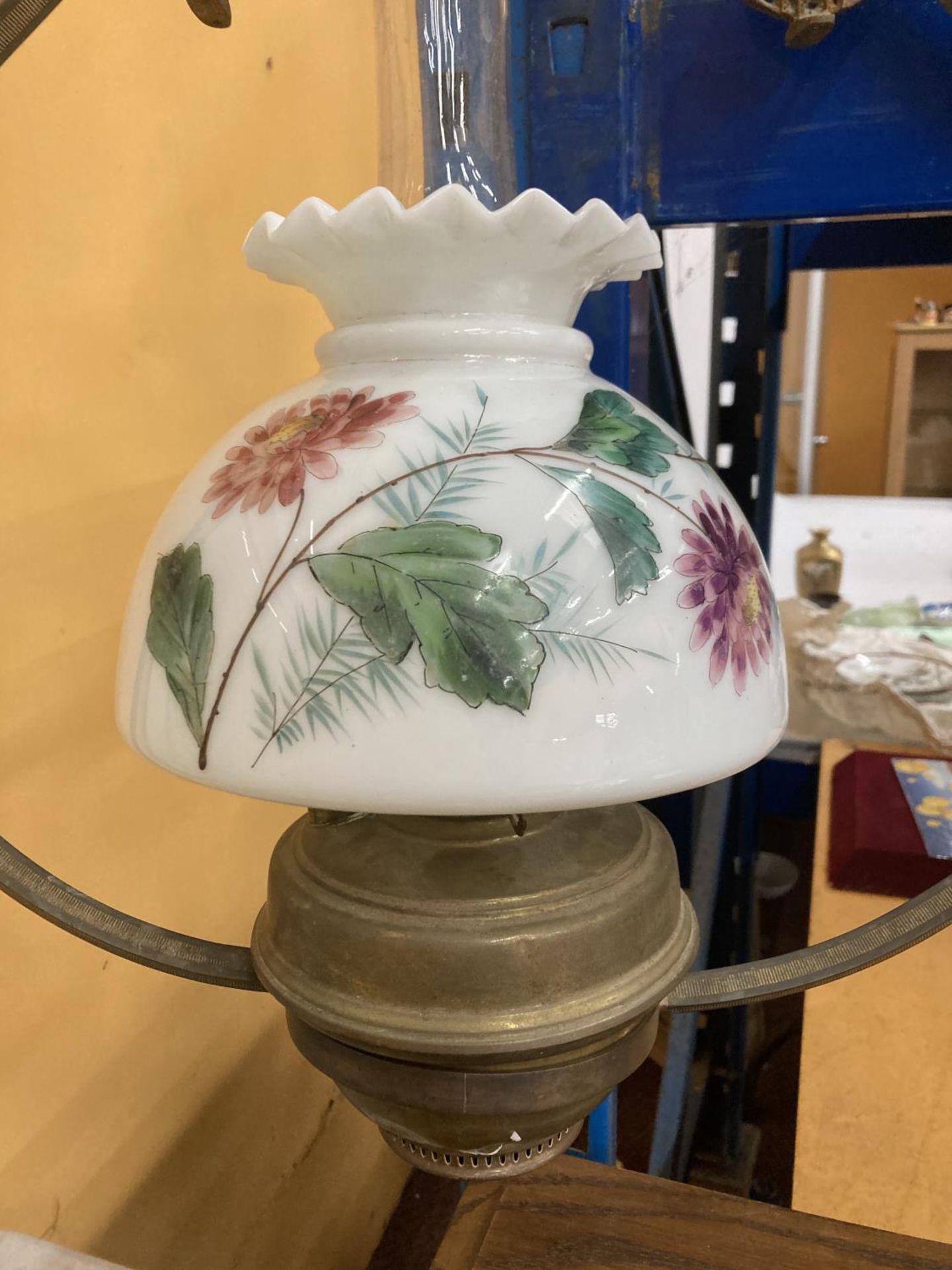 A VINTAGE HANGING OIL LAMP WITH PAINTED GLASS SHADE AND FLAMINGO DECORATION - Image 2 of 5
