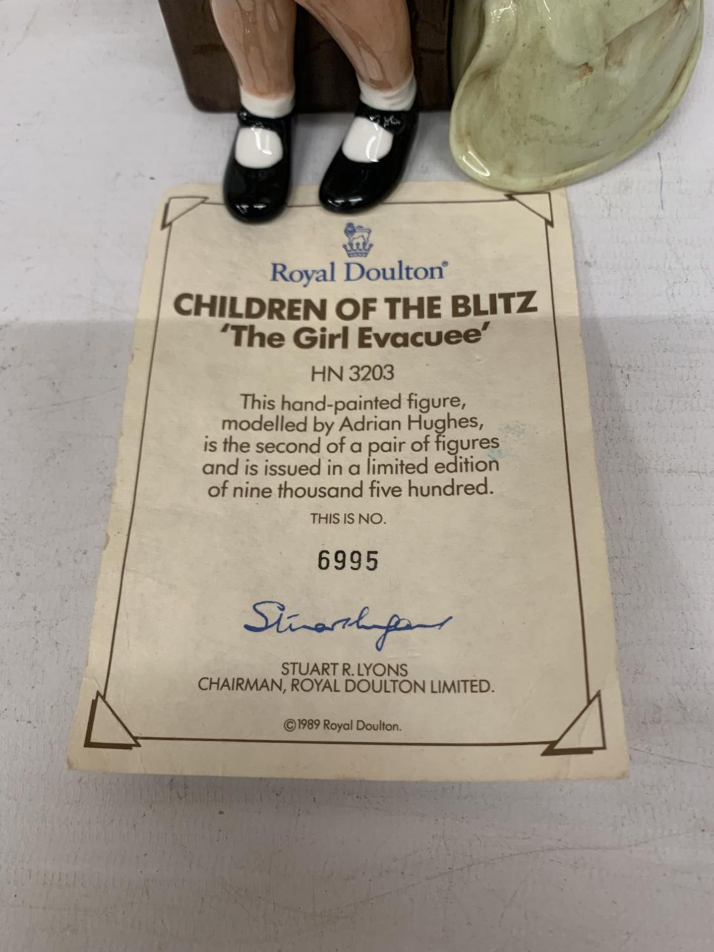 A ROYAL DOULTON FIGURE WITH CERTIFICATE "CHILDREN OF THE BLITZ - THE GIRL EVACUEE" HN 3203 LIMITED - Bild 2 aus 5