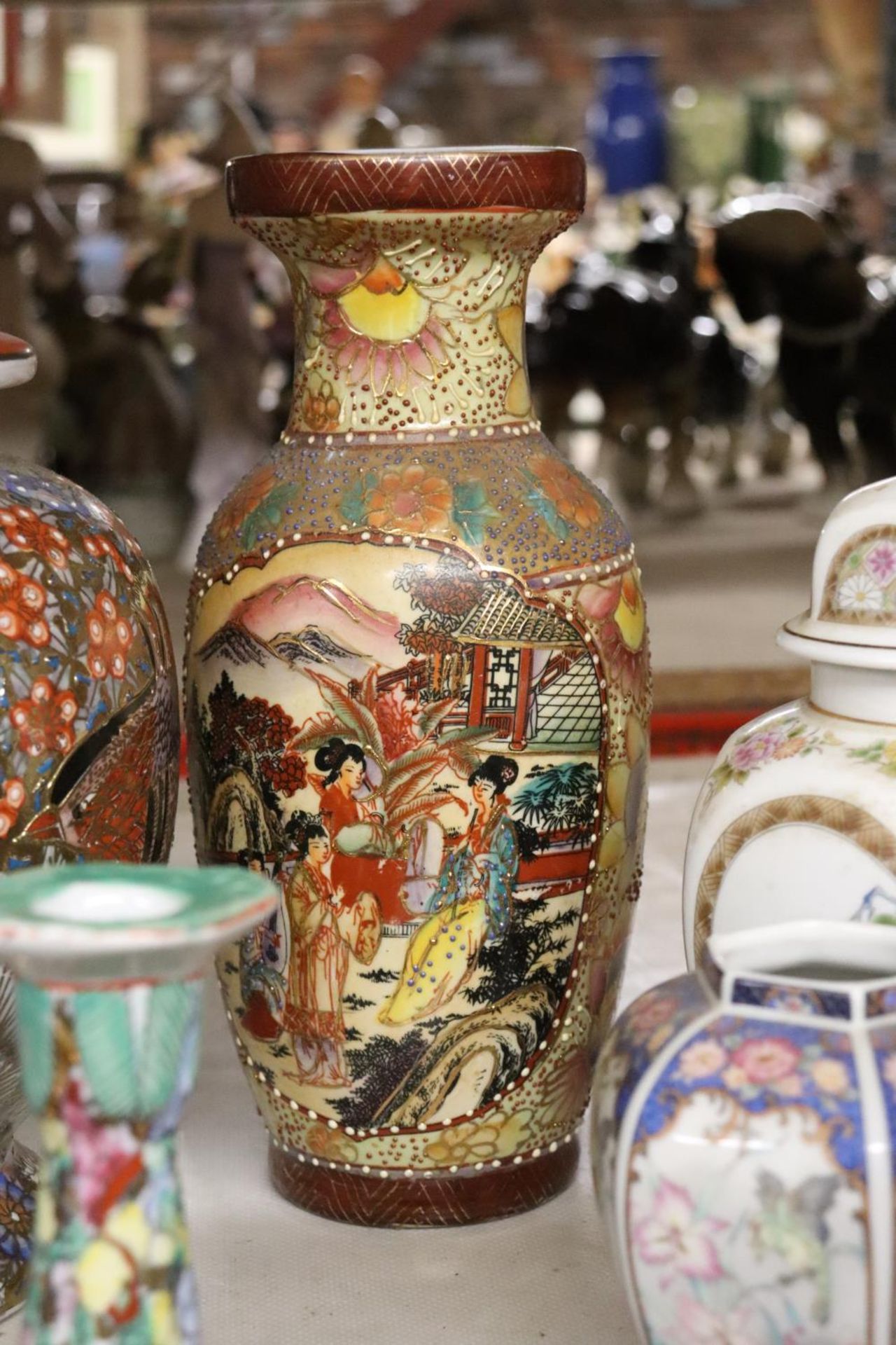 A QUANTITY OF ORIENTAL CERAMICS TO INCLUDE A HAND PAINTED VASE, CANDLE STICKS, TRINKET BOXES, ETC - Image 7 of 8