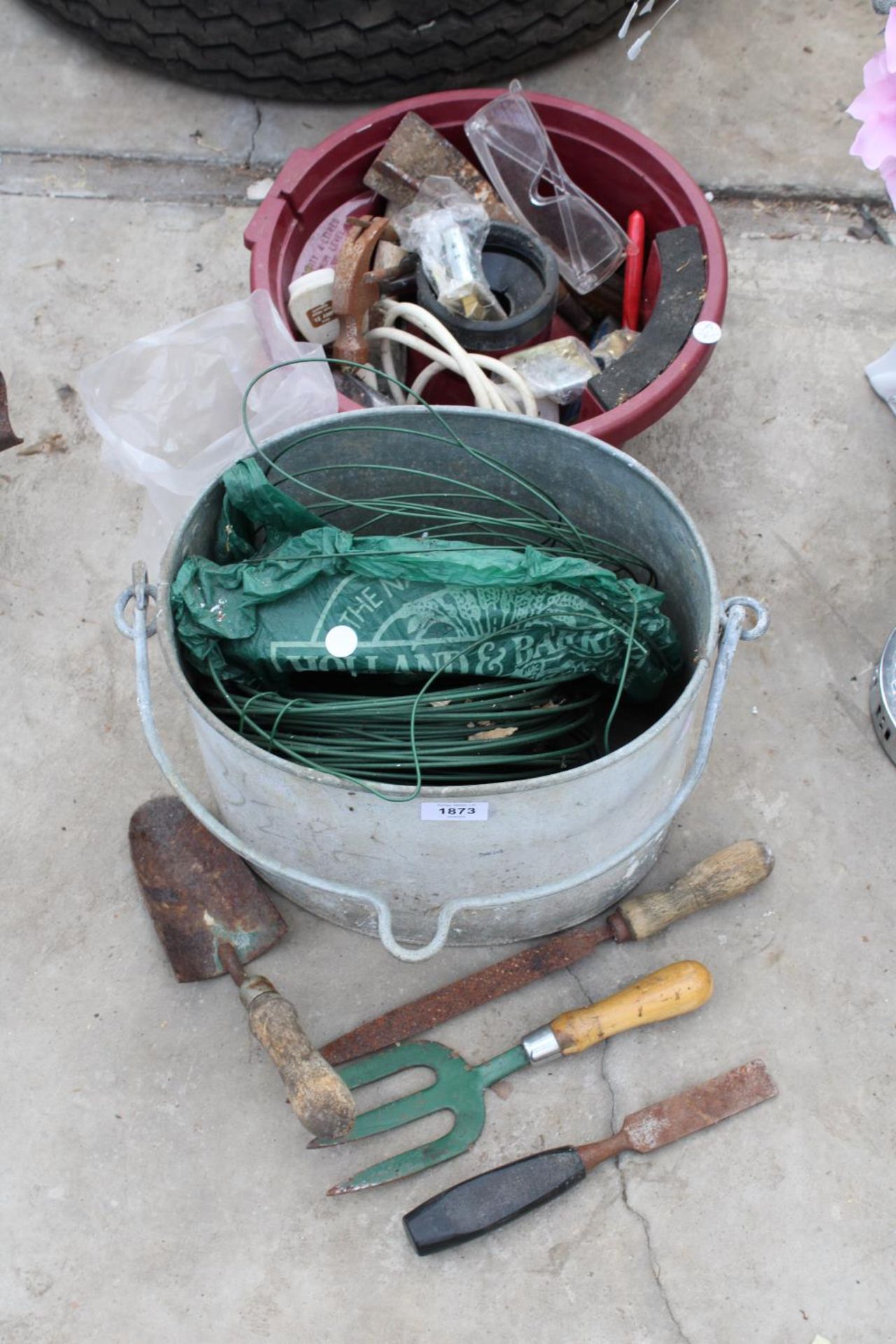 AN ASSORTMENT OF ITEMS TO INCLUDE A GALVANISED BUCKET, AND TOOLS ETC