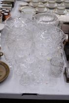 A LARGE QUANTITY OF GLASSWARE TO INCLUDE BOWLS, VASES, WINE GLASSES, ETC