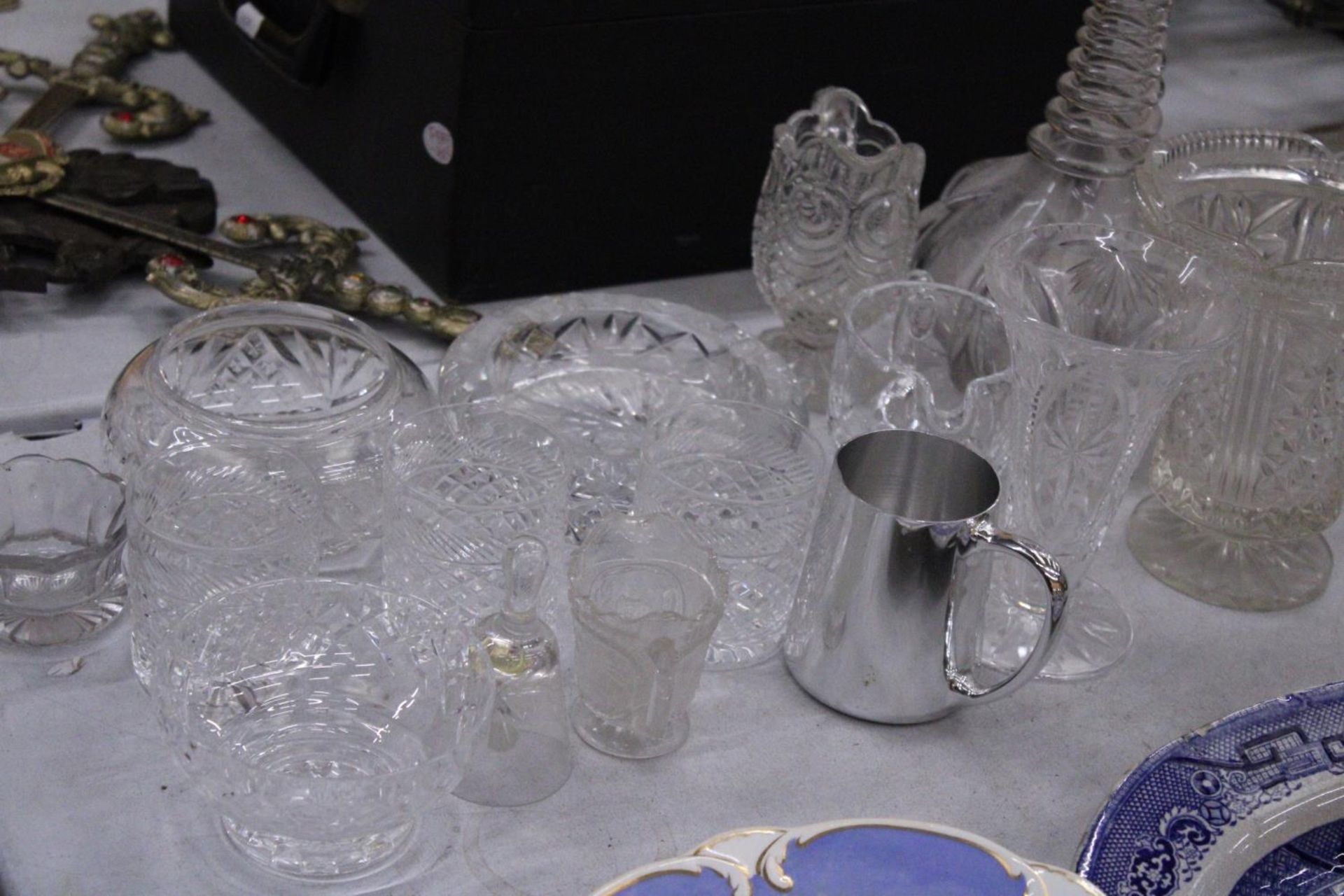 A QUANTITY OF GLASSWARE TO INCLUDE DECANTERS, VASES, JUGS, BOWLS, ETC - Image 3 of 6