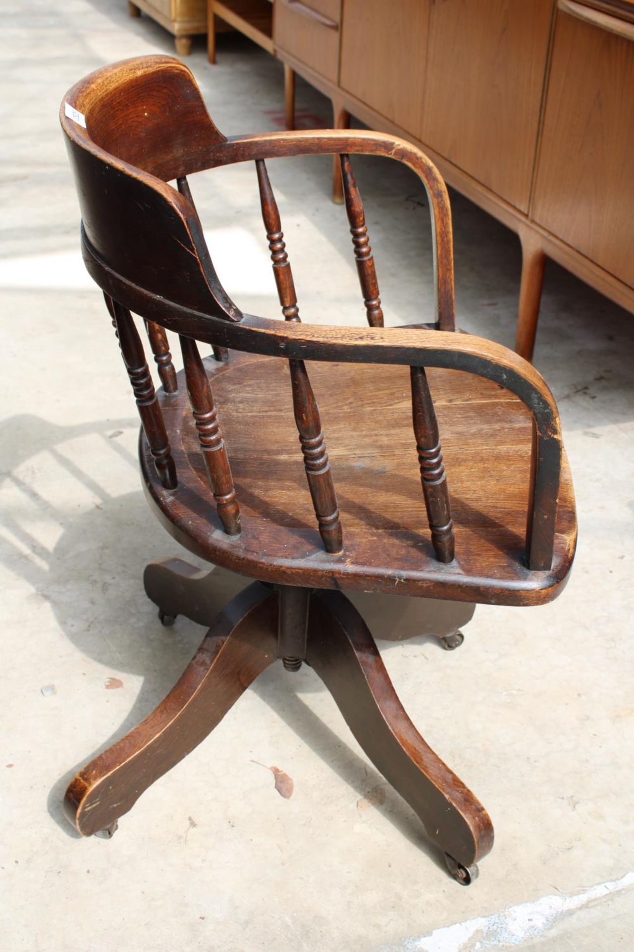 AN EDWARDIAN OAK SWIVEL DESK CHAIR WITH TURNED UPRIGHTS - Image 2 of 3