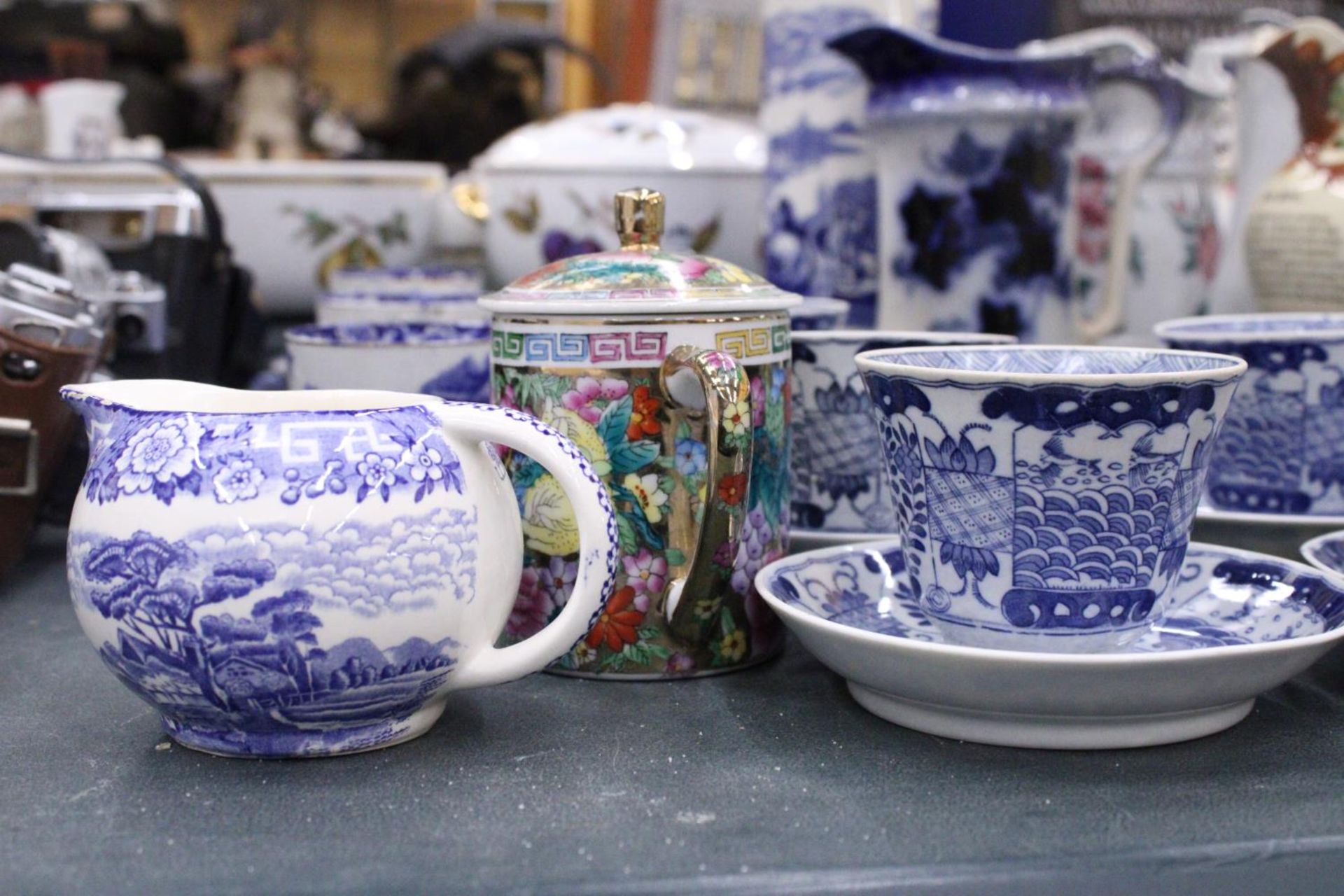 A LARGE QUANTITY OF ORIENTAL STYLE BLUE AND WHITE TO INCLUDE CUPS,SAUCERS,SIDE PLATES PLUS A JUG AND - Bild 5 aus 6