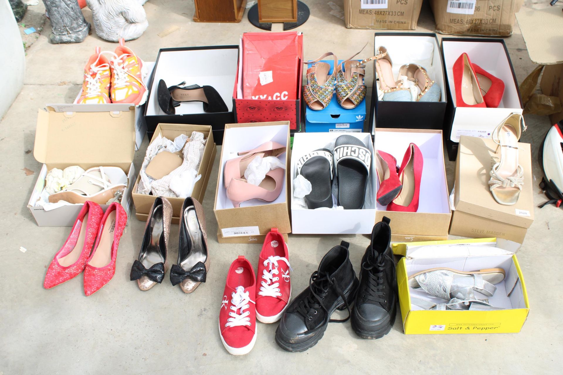 AN ASSORTMENT OF VARIOUS LADIES SHOES