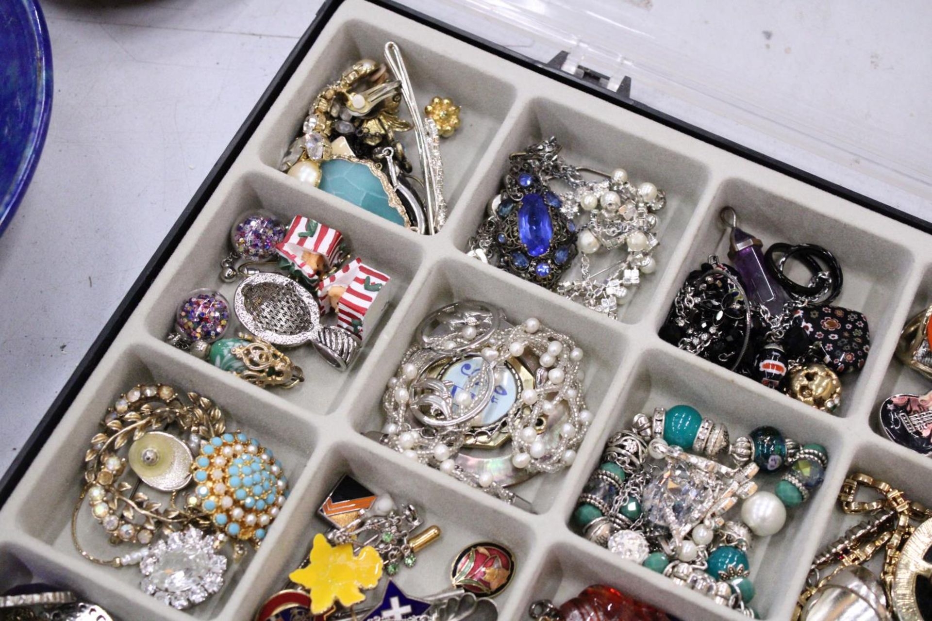 A QUANTITY OF COSTUME JEWELLERY IN DISPLAY CASE - Image 2 of 5